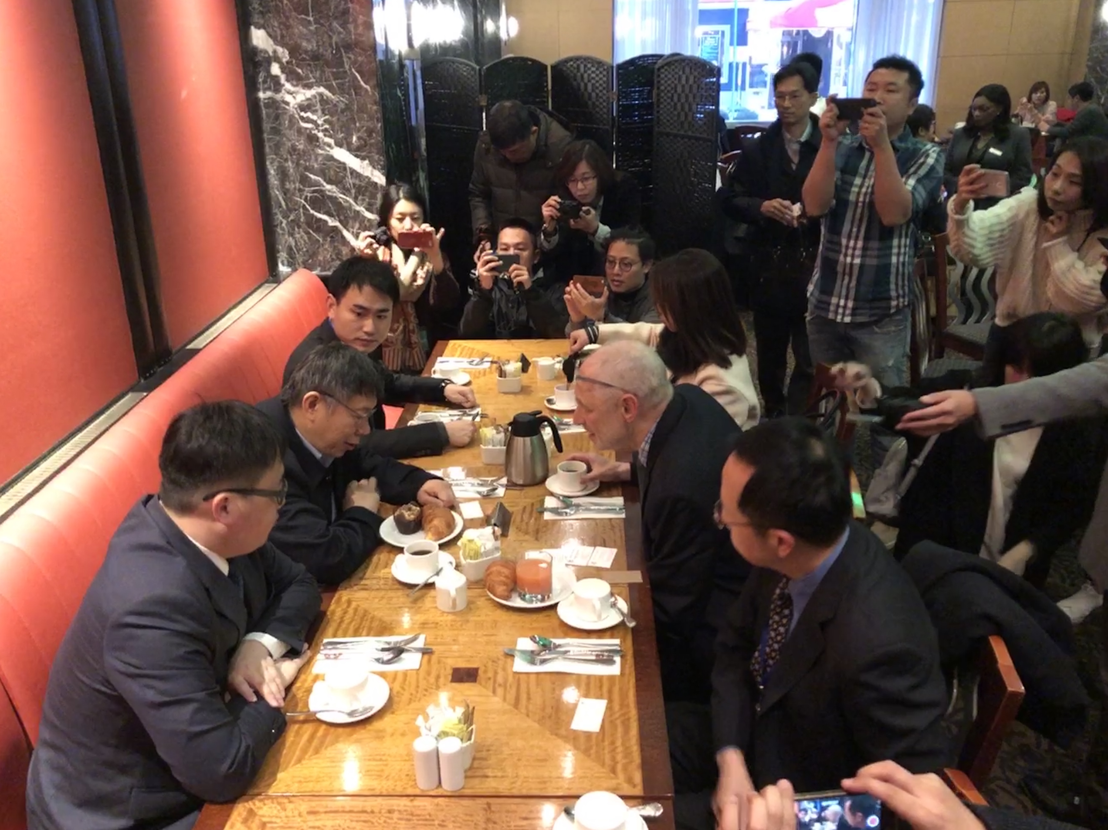 柯文哲與黎安友對談了近1小時，而且兩人並未闢室密談。