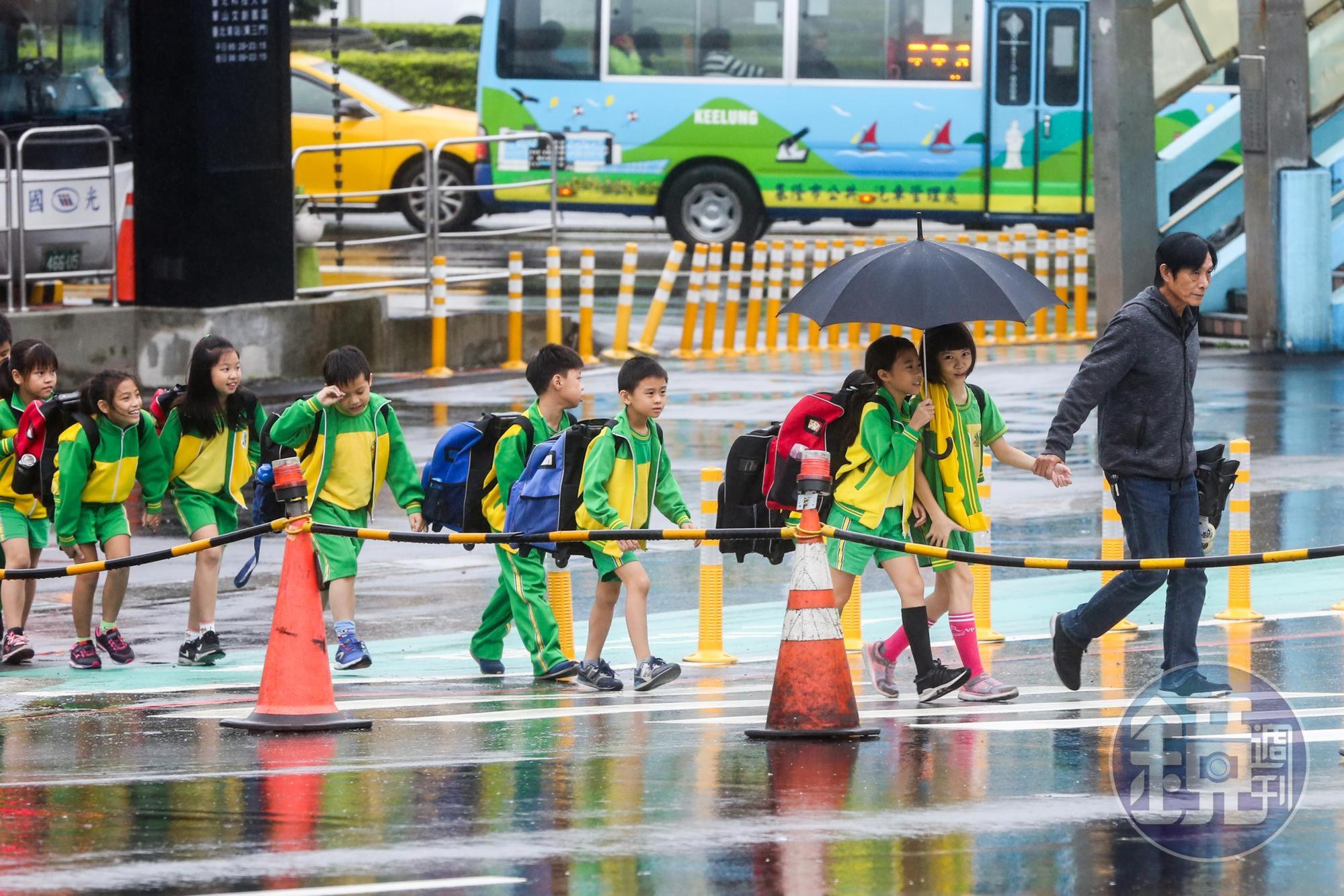 受微弱鋒面通過影響,今(18日)北部和東北部有局部短暫陣雨。