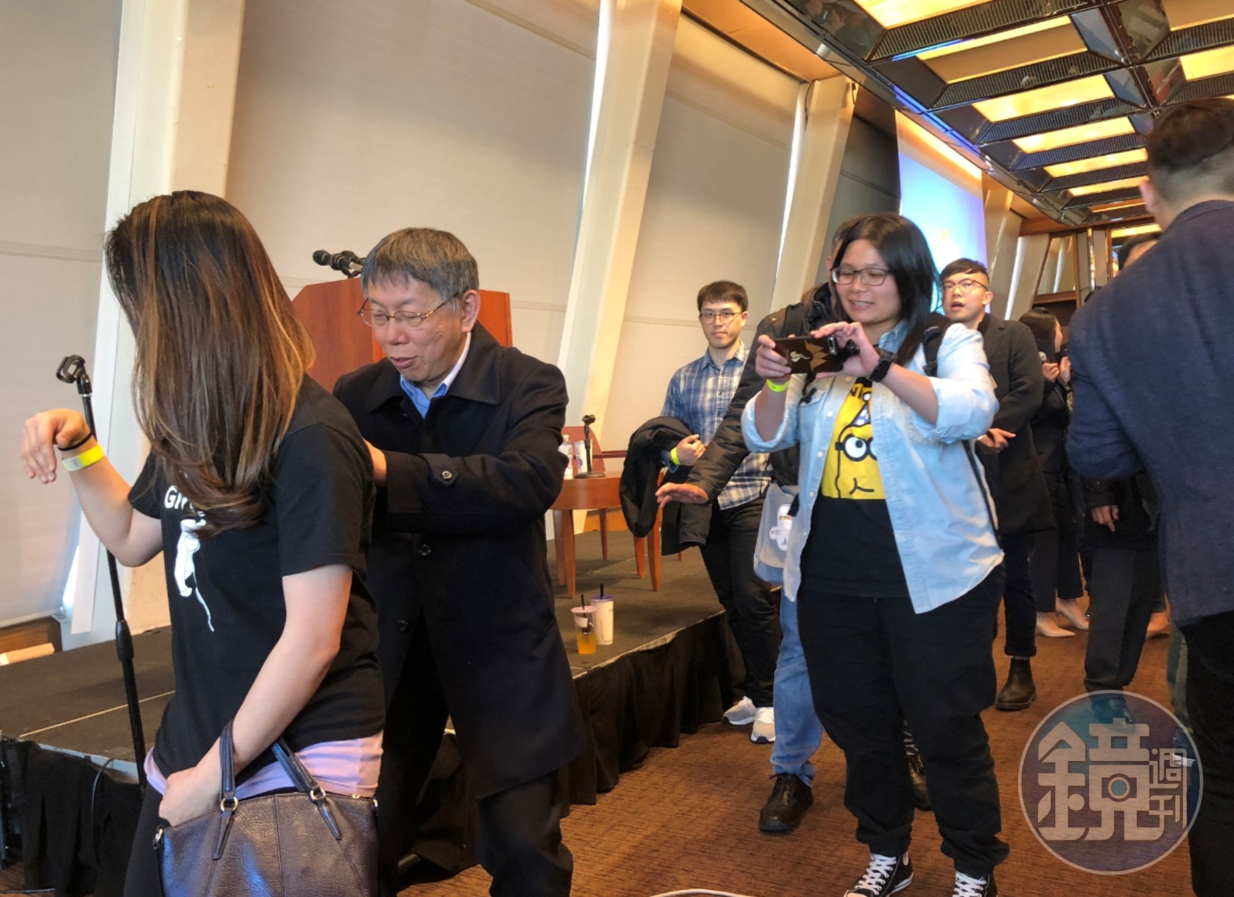柯文哲與留學生座談，不少柯粉排隊與柯自拍、要簽名。