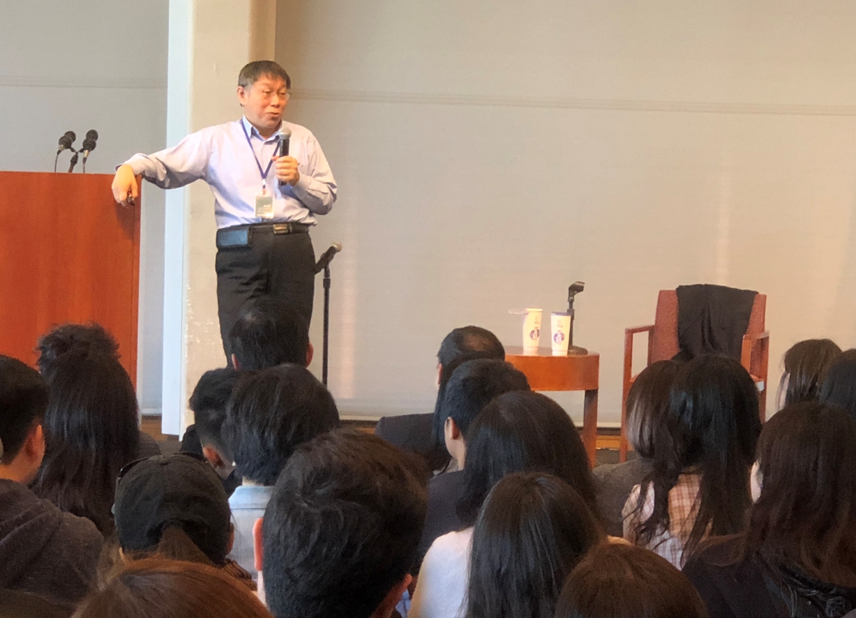 柯文哲在紐約與留學生座談，秒回中國留學生的提問引爆台下如雷掌聲。