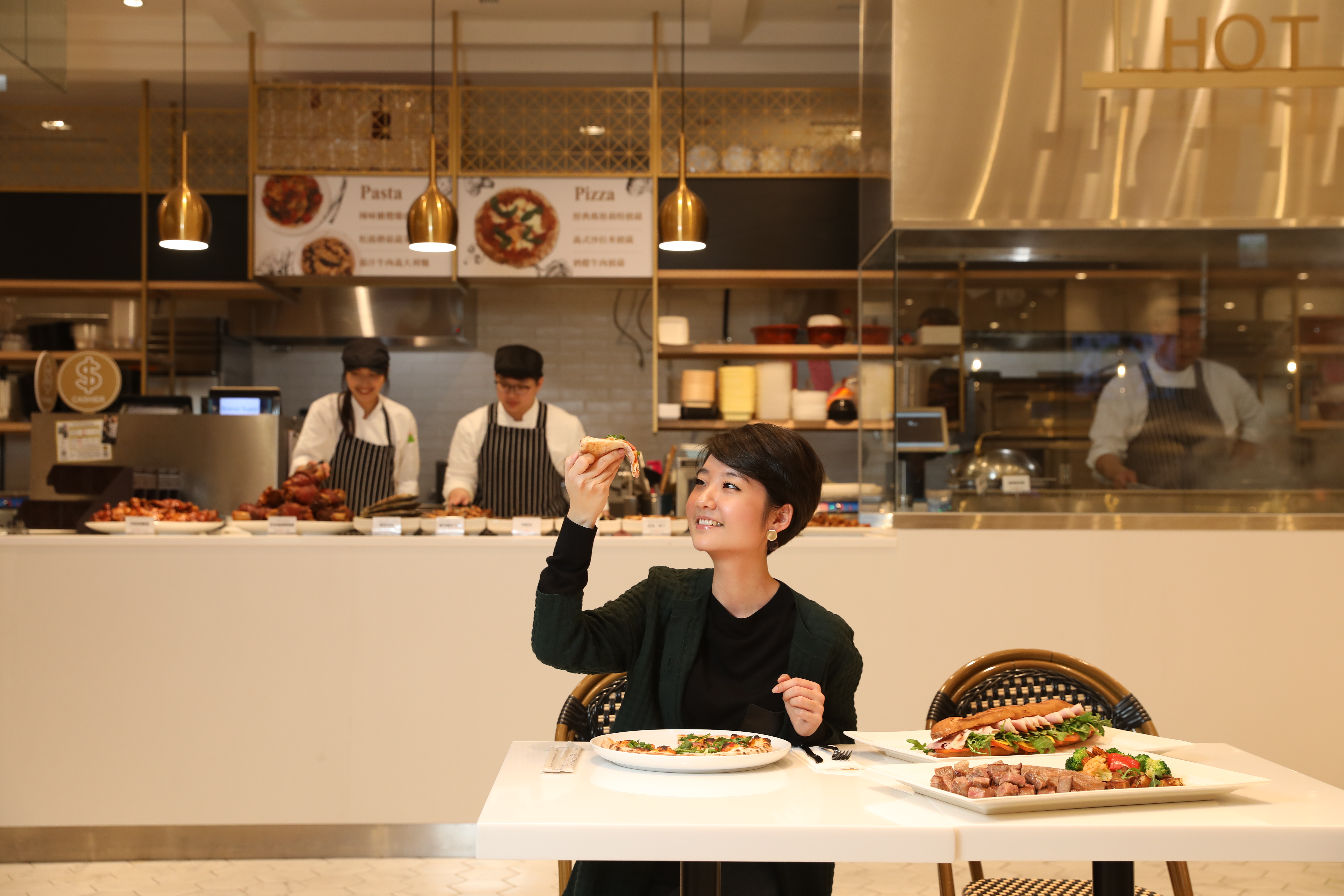 微風南山超市熟食區規劃有座位，美食現買現吃，整座超市都是你的餐廳。