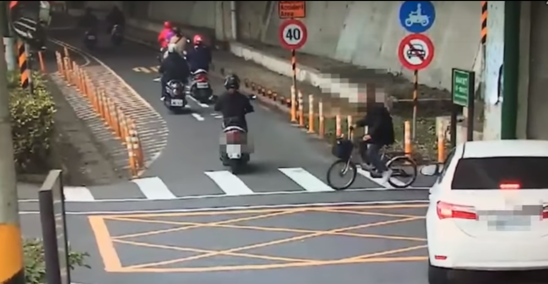 柯嫌行凶後騎單車逃逸，被警方在板橋逮捕。（翻攝畫面）