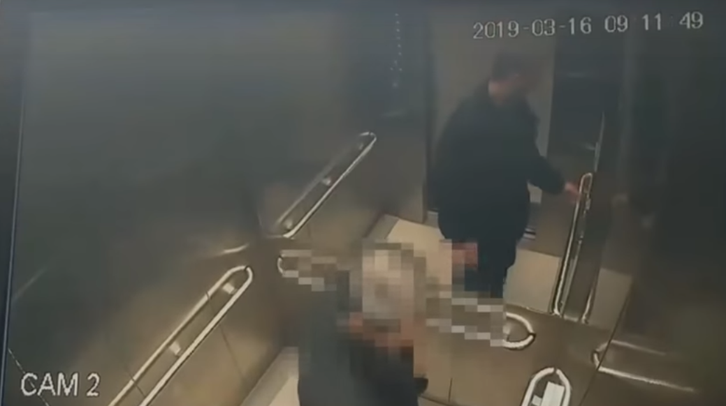 柯嫌刺殺陳姓街友後,身影被電梯監視器拍下。(翻攝畫面)