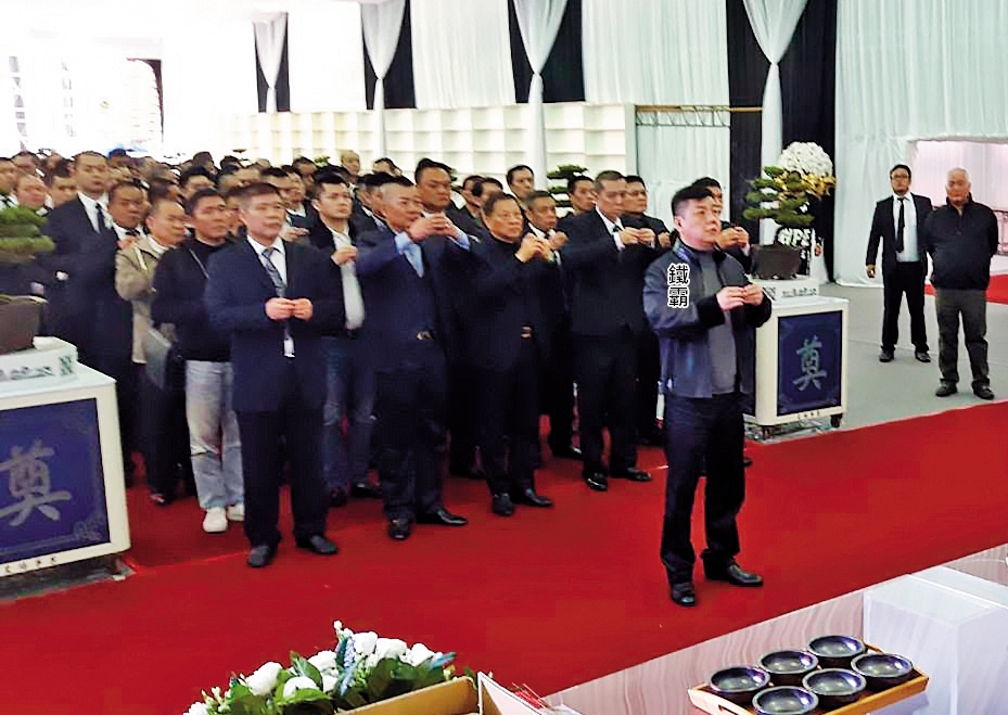 天道盟前盟主濟公移靈時，鐵霸帶領各會會長、幹部到靈堂上香致意。（讀者提供）