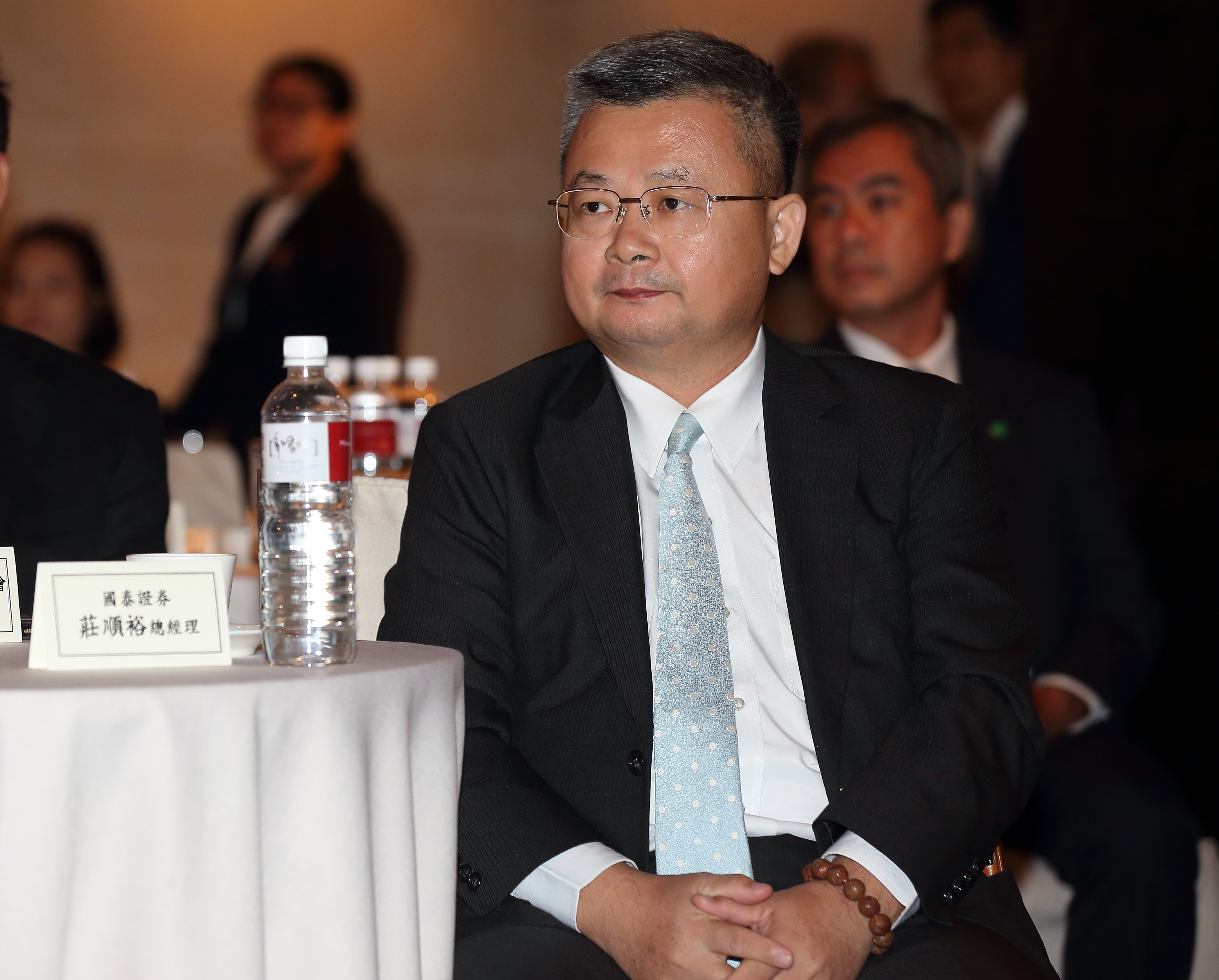 在基層營業員變相減薪之際，國泰證董事長莊順裕竟分別在去年12月和今年2月底，帶著主管爽遊日本沖繩3天以及歐洲9天。