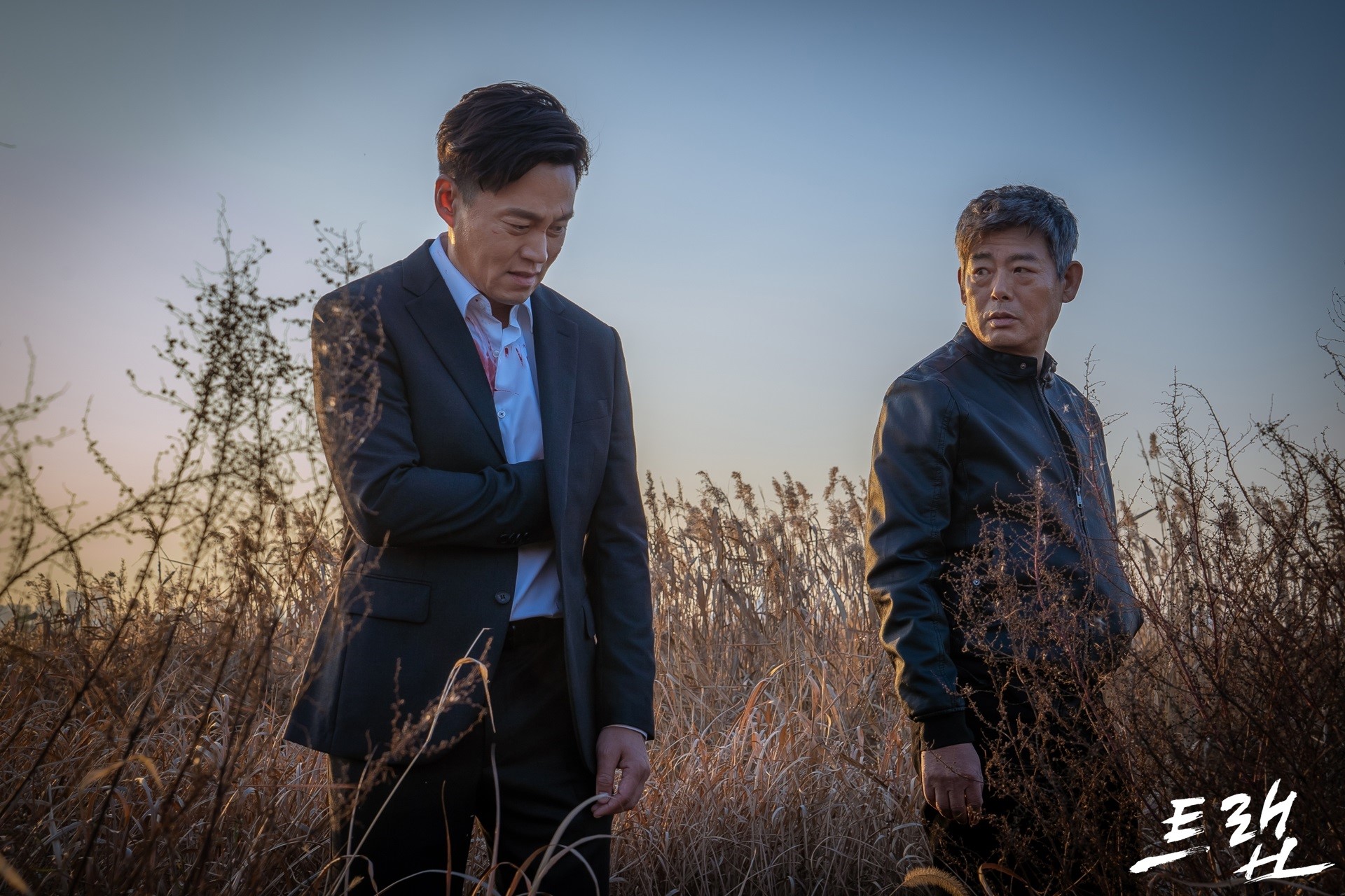 成東鎰（右）曾透露，《圈套》簡直就是為李瑞鎮量身打造的作品。（翻攝自OCN《圈套》官網）