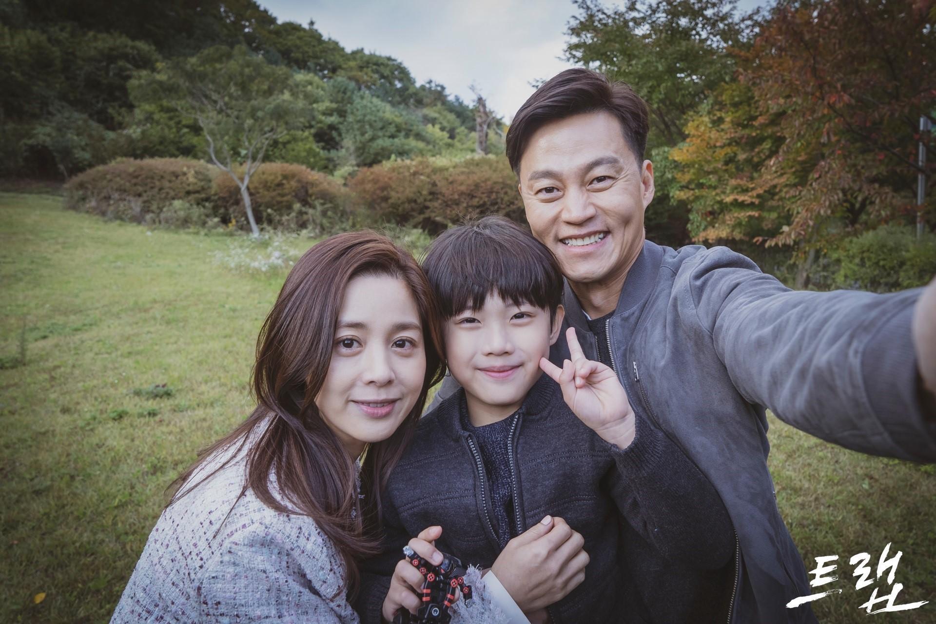 《圈套》藉由一對主播夫妻與兒子出遊遭意外,編織出一個充滿陰謀與不斷反轉的故事。(翻攝自OCN《圈套》官網)