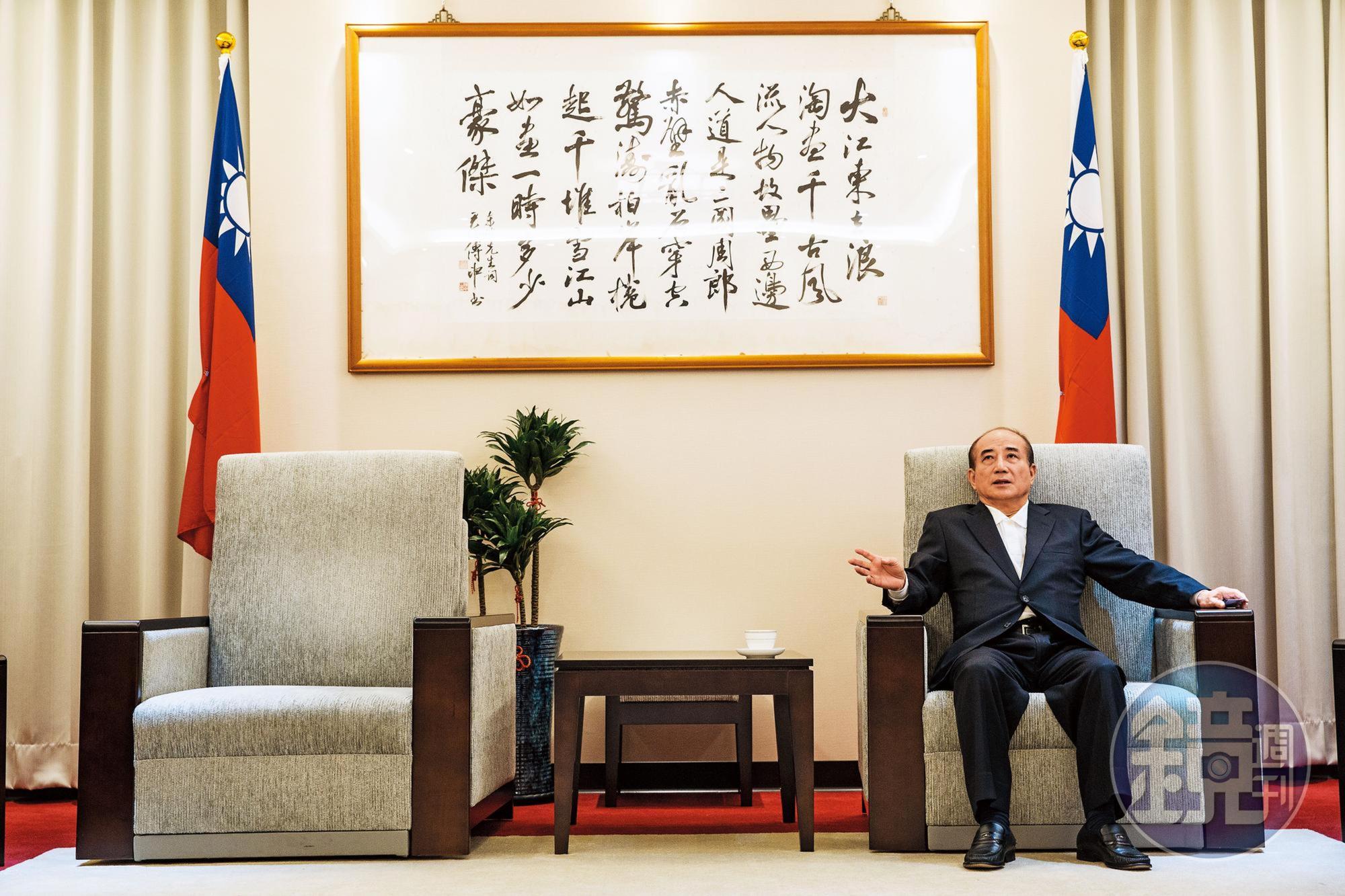 王金平自1999年起擔任院長，任期經歷李登輝、陳水扁、馬英九3位總統，在任17年，3年前跌落龍頭寶座，其牆上書畫「大江東去，浪滔盡，千古風流人物」對照其際遇，令人低回不已。