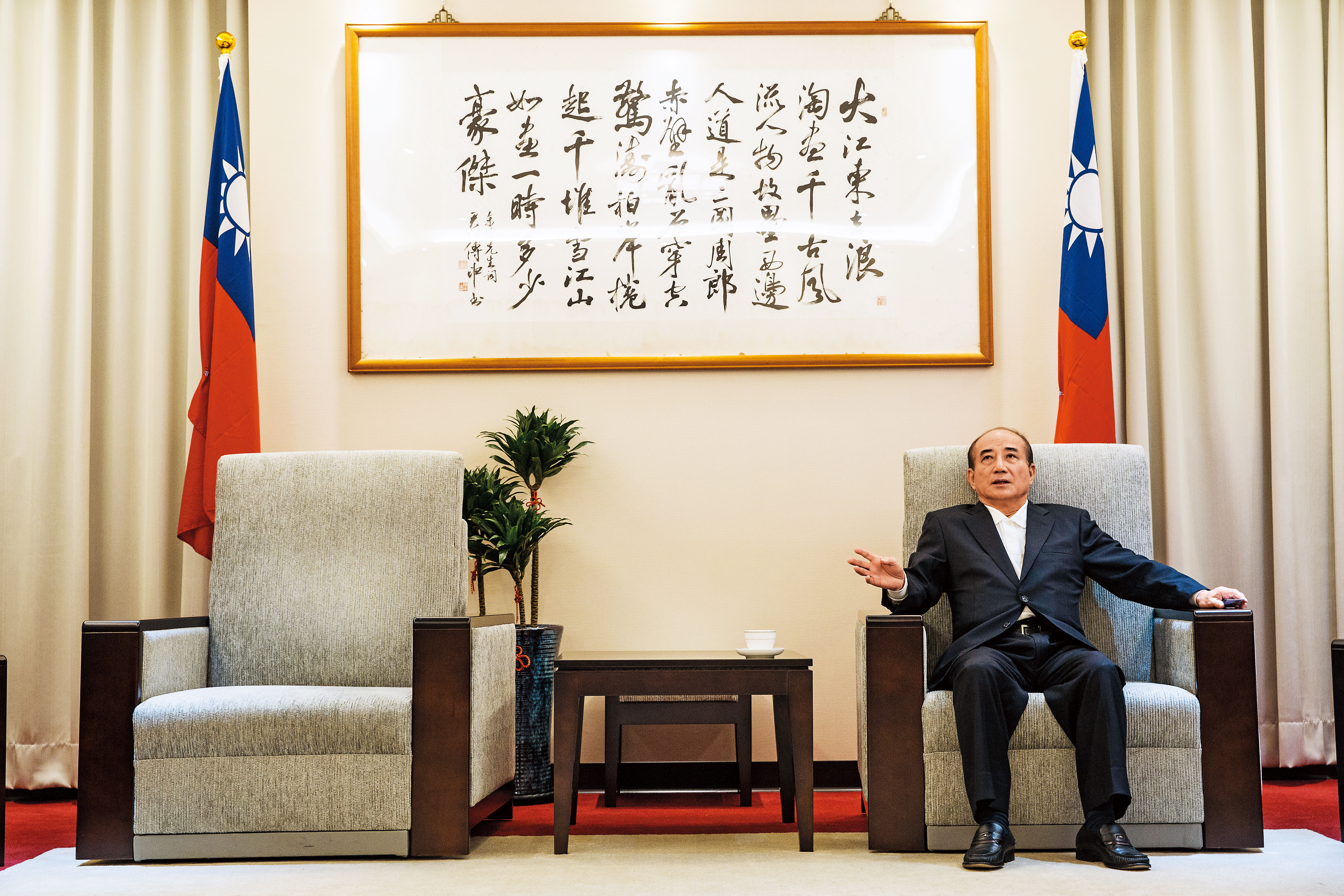 王金平自1999年起擔任院長，任期經歷李登輝、陳水扁、馬英九3位總統，在任17年，3年前跌落龍頭寶座，其牆上書畫「大江東去，浪滔盡，千古風流人物」對照其際遇，令人低回不已。