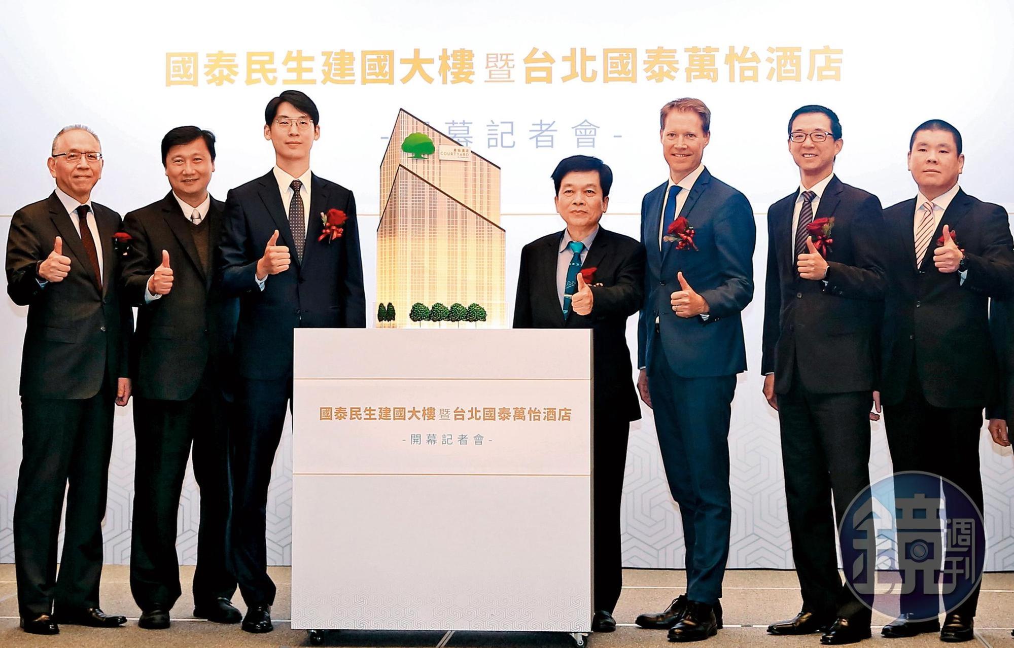 國泰集團在北市最大都更案—國泰萬怡酒店正式開幕,國泰集團第3代蔡宗諺(右1)、蔡宗翰(右2)、蔡宗憲(左3)聯袂出席。
