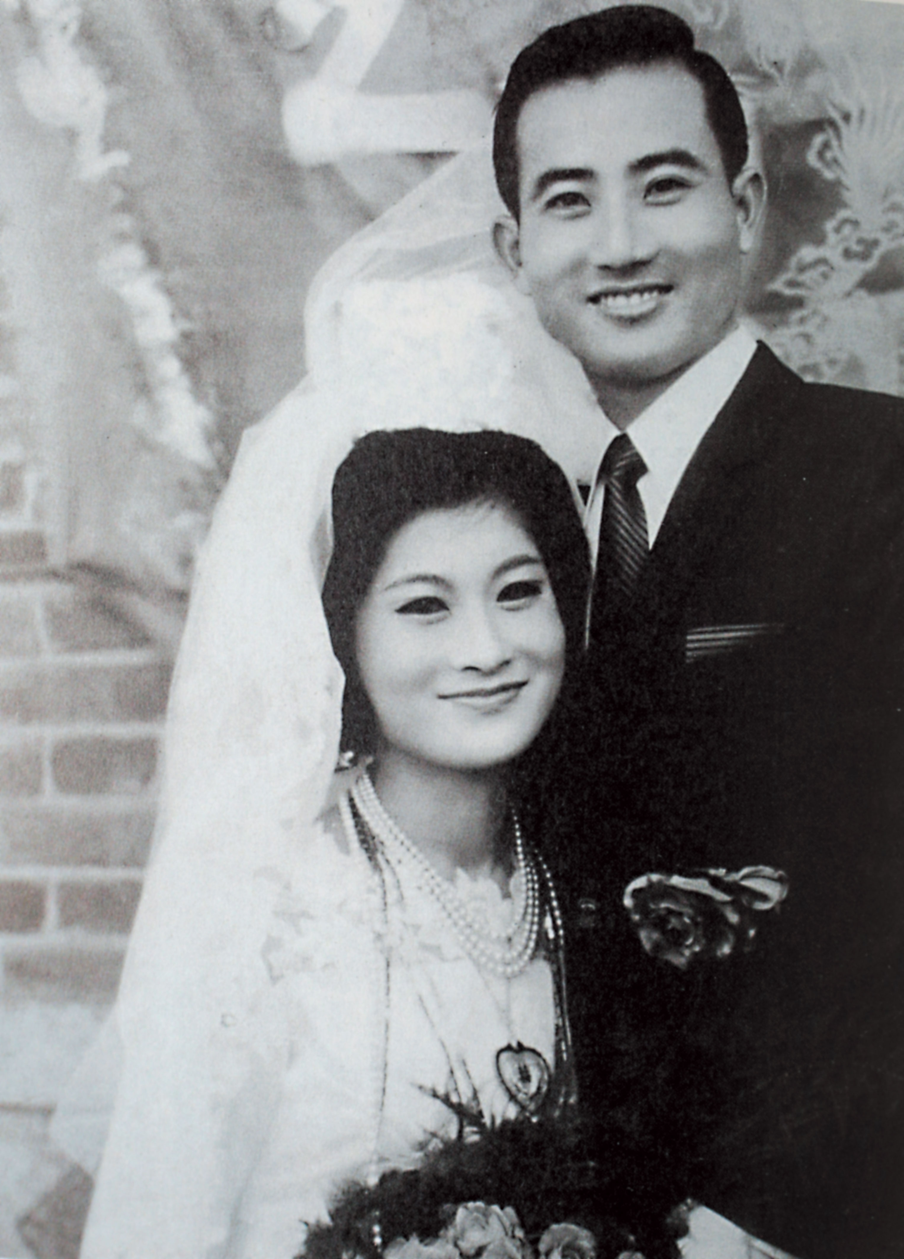 28歲的王金平相親20幾次,卻不了了之,1966年3月26日與台南佳里望族陳彩蓮相親,一見鍾情,認識不到2個月訂婚,隔年1月10日結婚。(翻攝自《橋:走近王金平》)