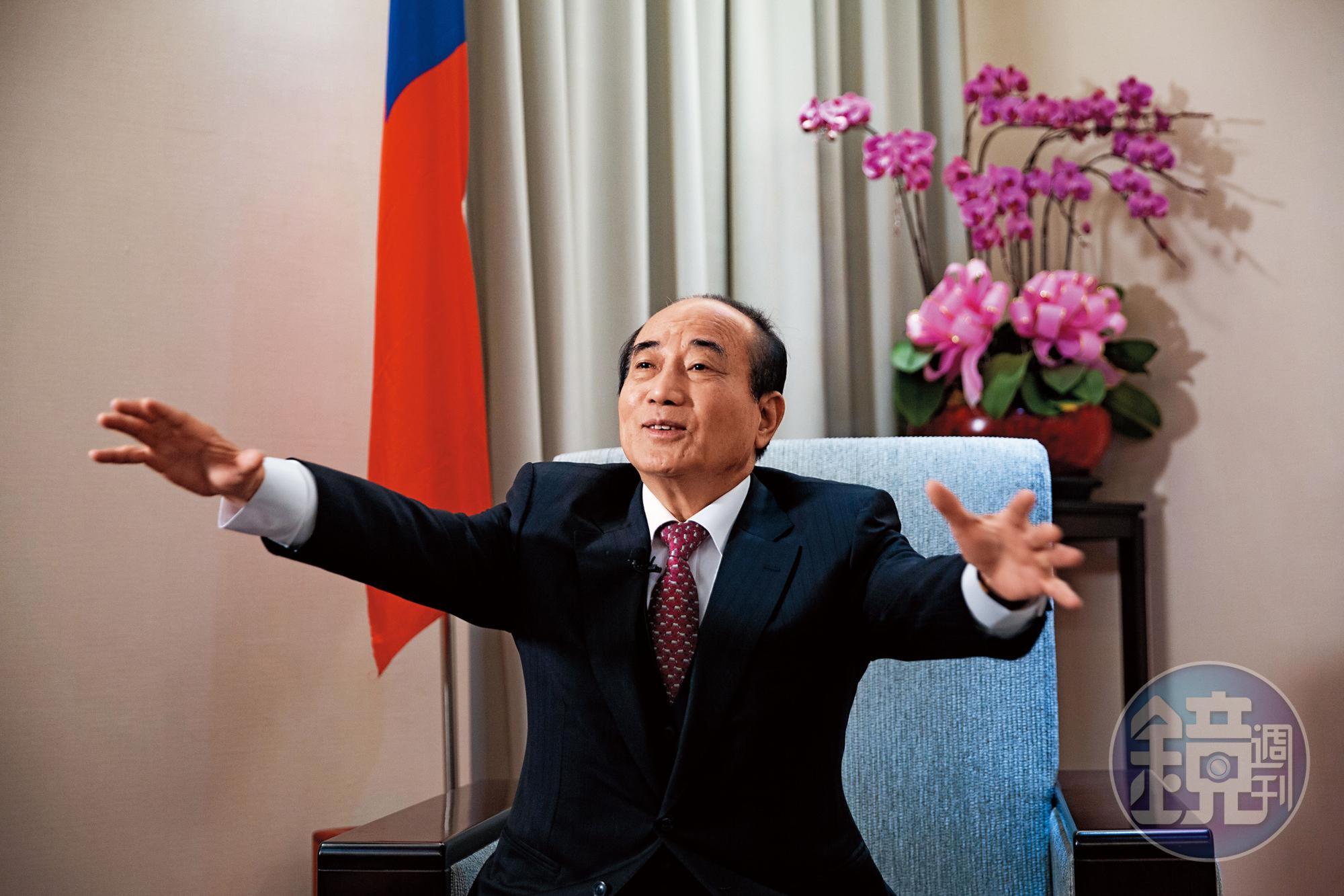 為人處事謹小慎微的王金平，肢體語言拘謹，但宣布選總統之後，連日受訪手勢大開大闔，頗有放手一搏的氣勢。