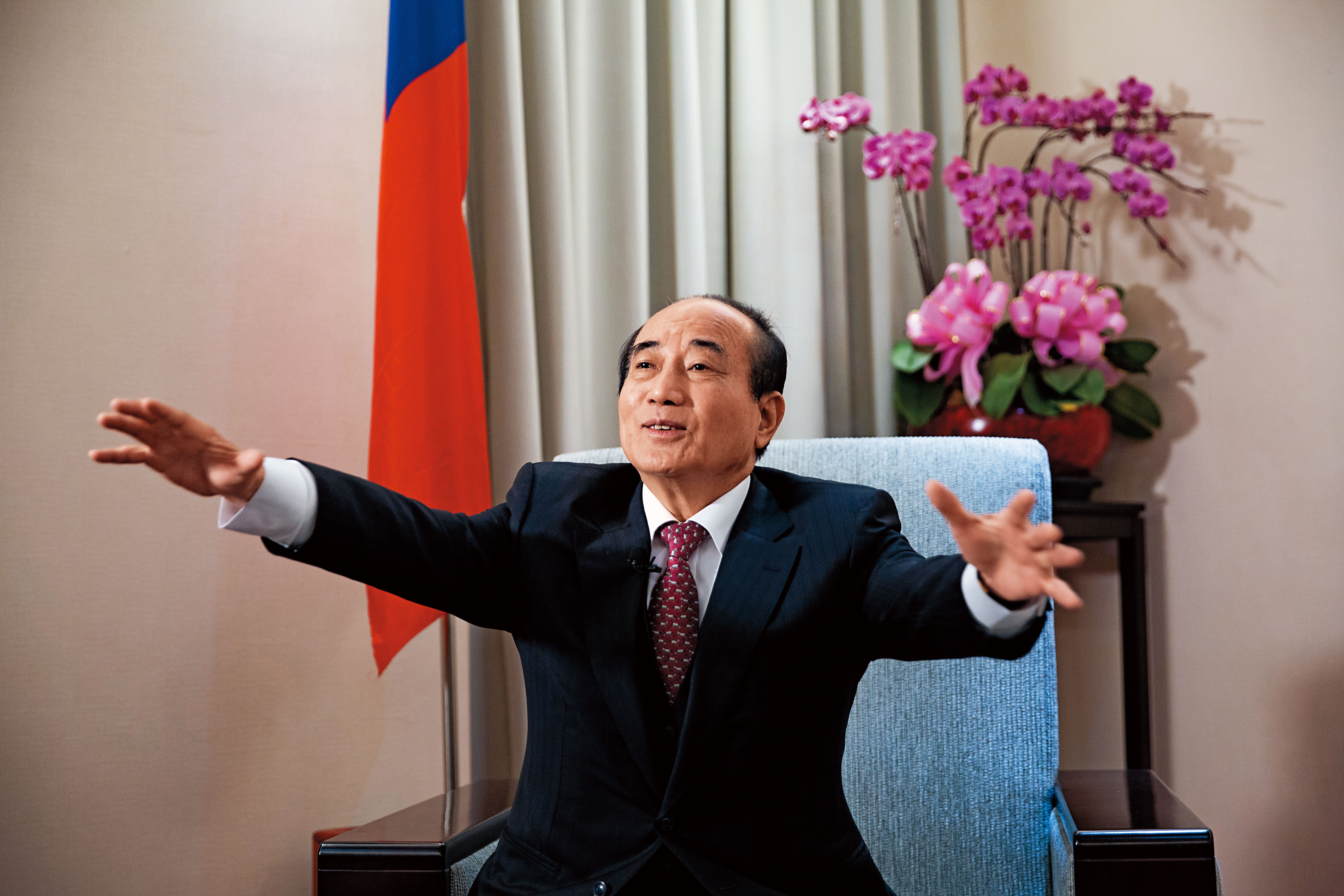 為人處事謹小慎微的王金平，肢體語言拘謹，但宣布選總統之後，連日受訪手勢大開大闔，頗有放手一搏的氣勢。