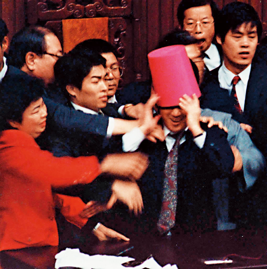 1993年，國民黨欲通過國安三法，王金平主持議事，立委陳婉真為抗議非法表決，拿紅色垃圾桶往他頭上蓋下去，為王金平扣紅帽子，他也不以為忤。（聯合知識庫）