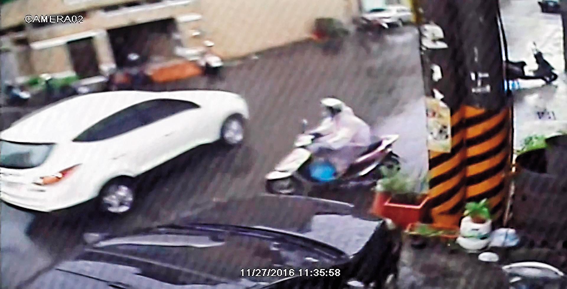 鐵工廠老闆娘二度進出案發地,還換裝丟棄裝有沾血雨衣及手套的藍色塑膠袋,涉有重嫌。(翻攝畫面)