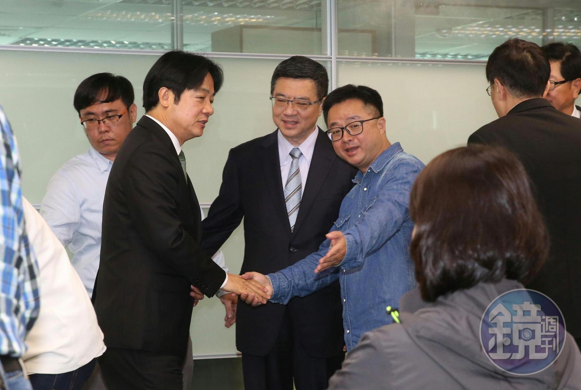 行政院前院長賴清德今到民進黨中央黨部登記參加總統初選,民進黨主席卓榮泰、祕書長羅文嘉也到場致意。