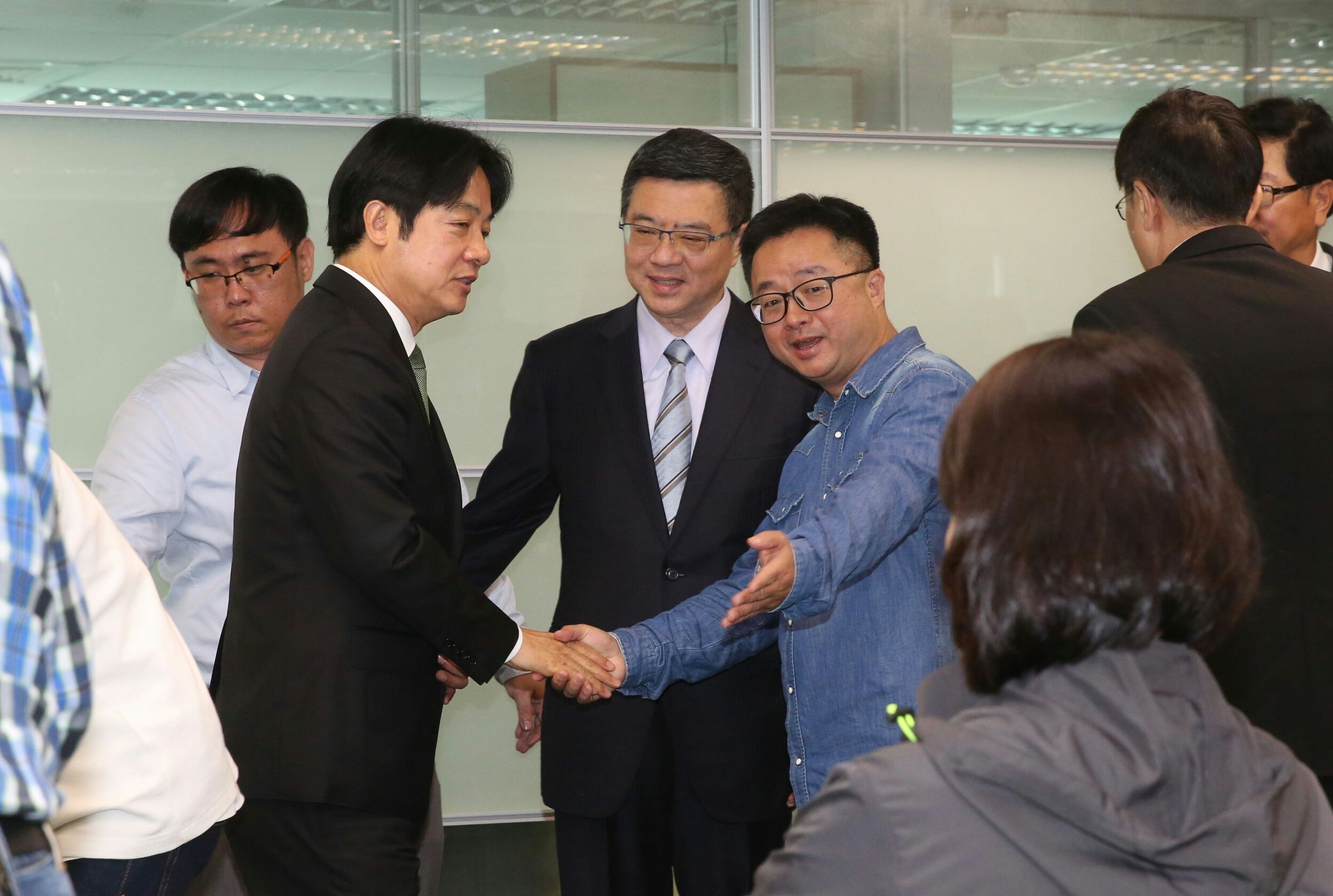行政院前院長賴清德今到民進黨中央黨部登記參加總統初選，民進黨主席卓榮泰、祕書長羅文嘉也到場致意。