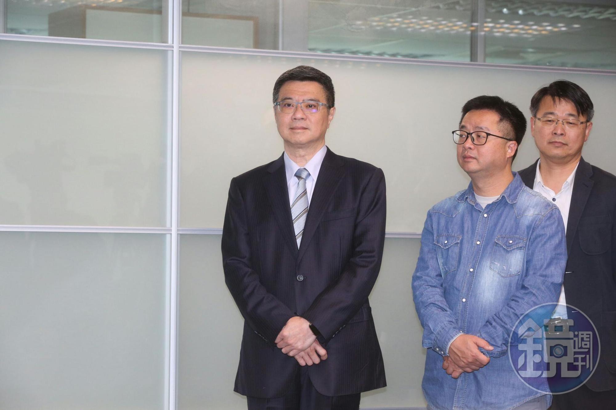 民進黨主席卓榮泰（左）、祕書長羅文嘉（中）今天都陪同賴清德登記。