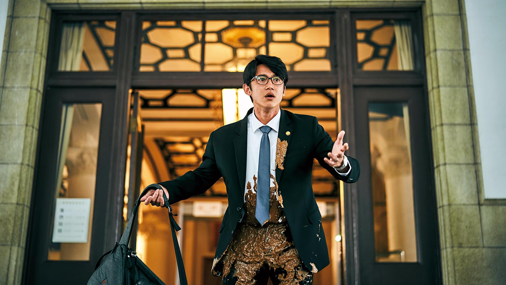 吳慷仁飾演為殺人犯辯護的法扶律師,事前曾為演好角色赴法庭旁聽。(公視提供)
