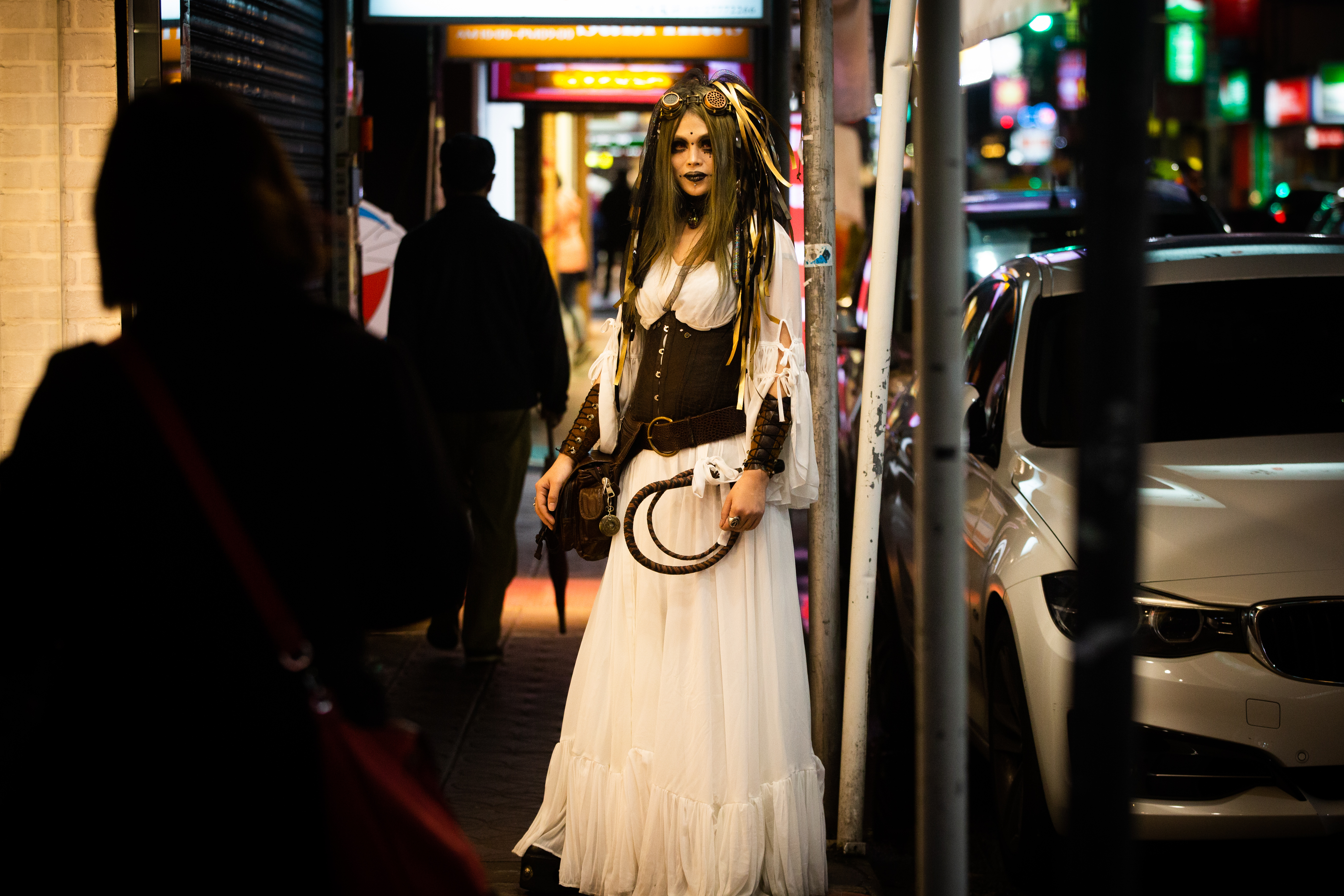 大魔神的打扮風格奇特,她笑說這種打扮的好處就是跟朋友相約的地方,就算人再多,朋友也能一眼找到她。