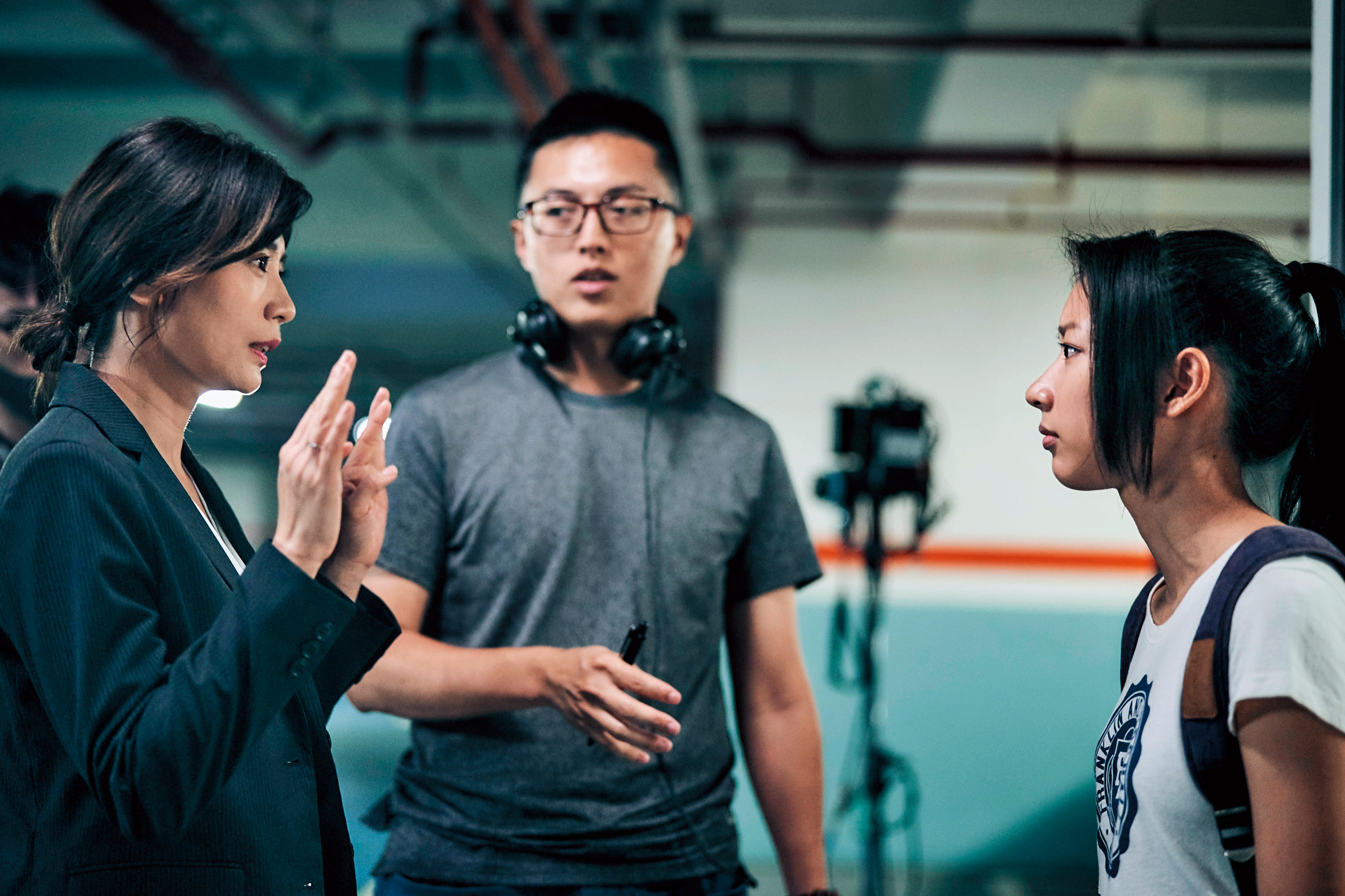 製作人林昱伶找新銳導演林君陽(中)執導,並密切掌握現場狀況,隨時給予導演協助。左為演員賈靜雯,右為陳妤。(公視提供)