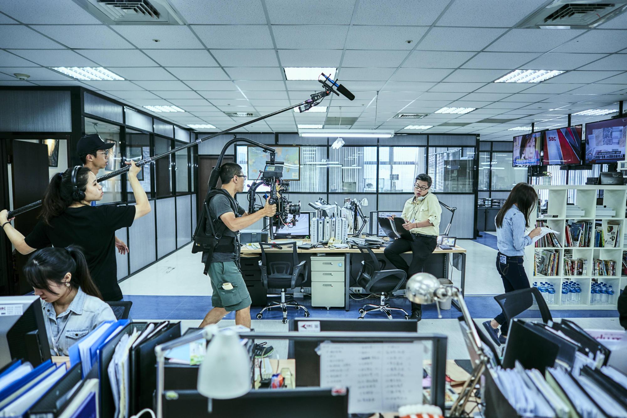 劇組打造《我們與惡的距離》新聞台主景,設備及細節都極符合真實情況。(公視提供)