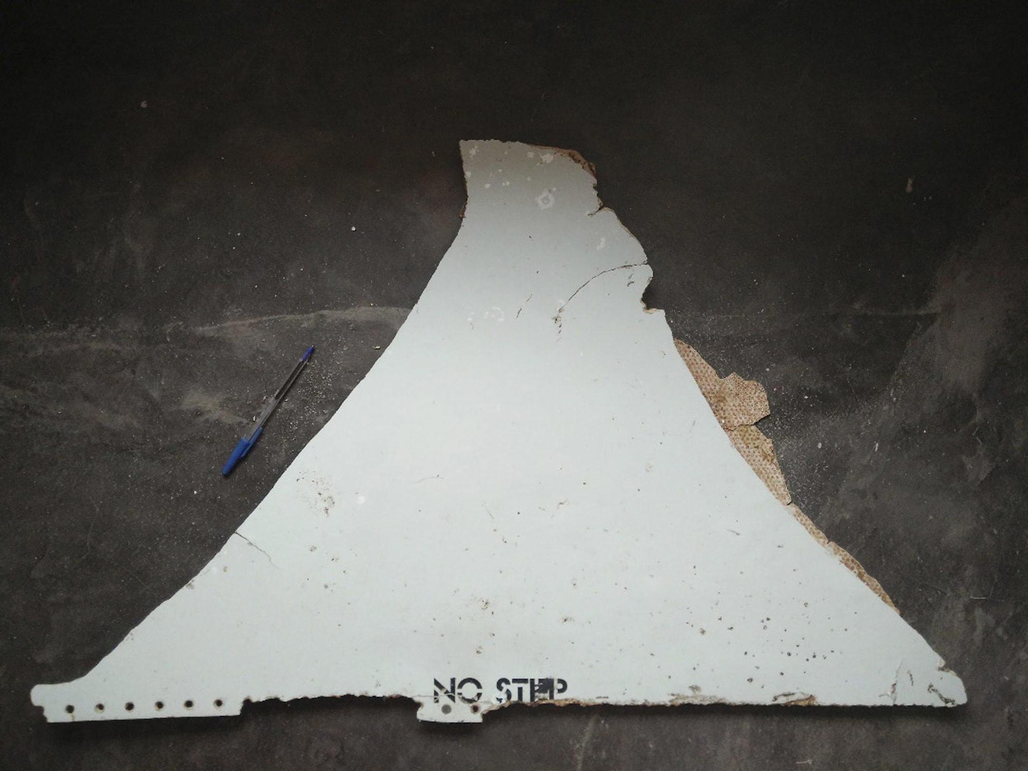 有著“NO STEP”字樣的殘骸被確認屬於MH370客機上的物品。（東方IC）