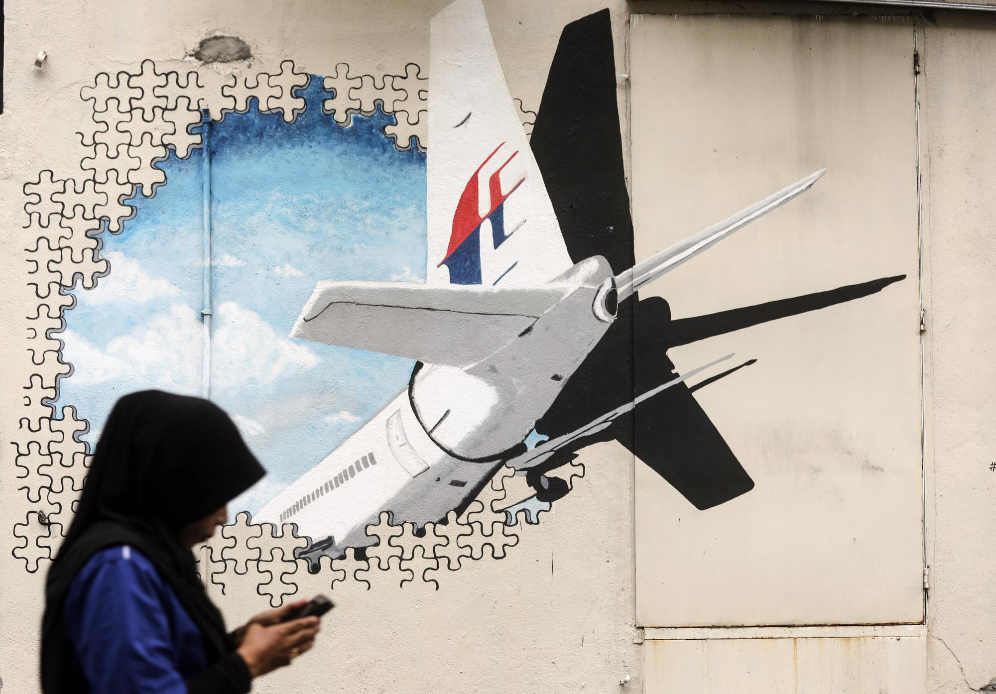 2019年3月7日,馬來西亞街頭出現MH370班機壁畫,紀念飛機失連五周年。2014年3月8日,搭載239人的MH370航班從吉隆坡飛北京途中失蹤,成為全球最大航空謎團之一。(東方IC)