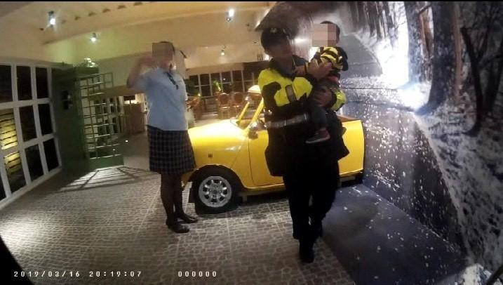 警方到旅館，將男童帶回立德所休息。（警方提供）