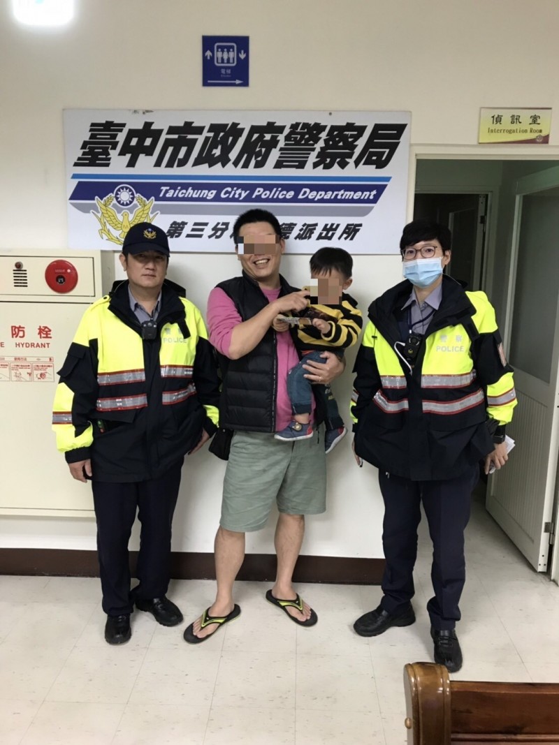 男童父親趕赴立德所接兒子返家。（警方提供）