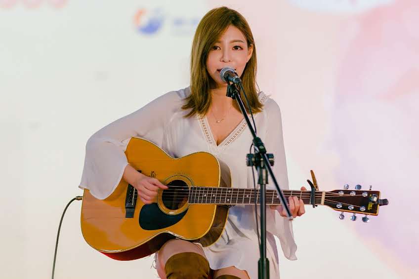 孟慶而昨（17日）為保養品牌活動獻唱，最近也準備發行新單曲。（皇家絲路提供）