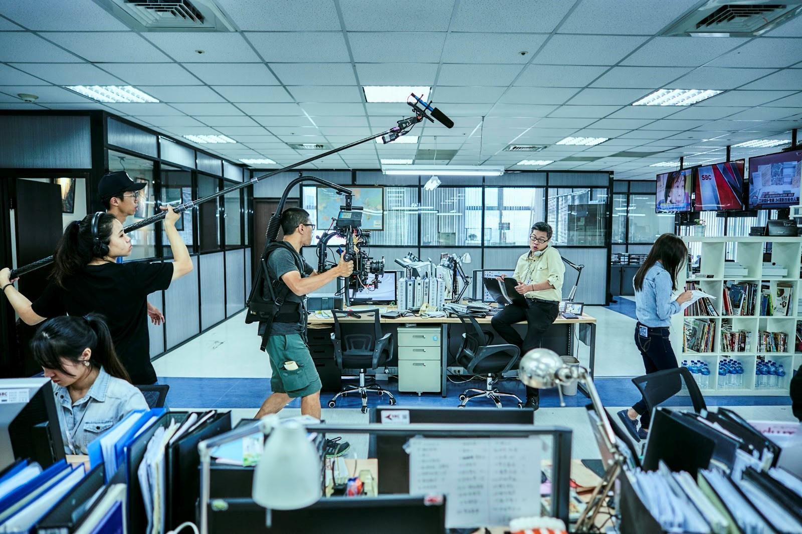 劇組打造《我們與惡的距離》新聞台主景,設備及細節都極符合真實情況。(公視提供)