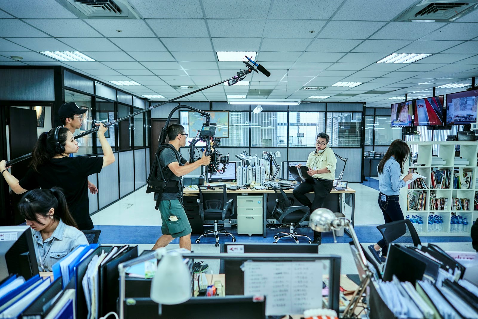 劇組打造《我們與惡的距離》新聞台主景,設備及細節都極符合真實情況。(公視提供)