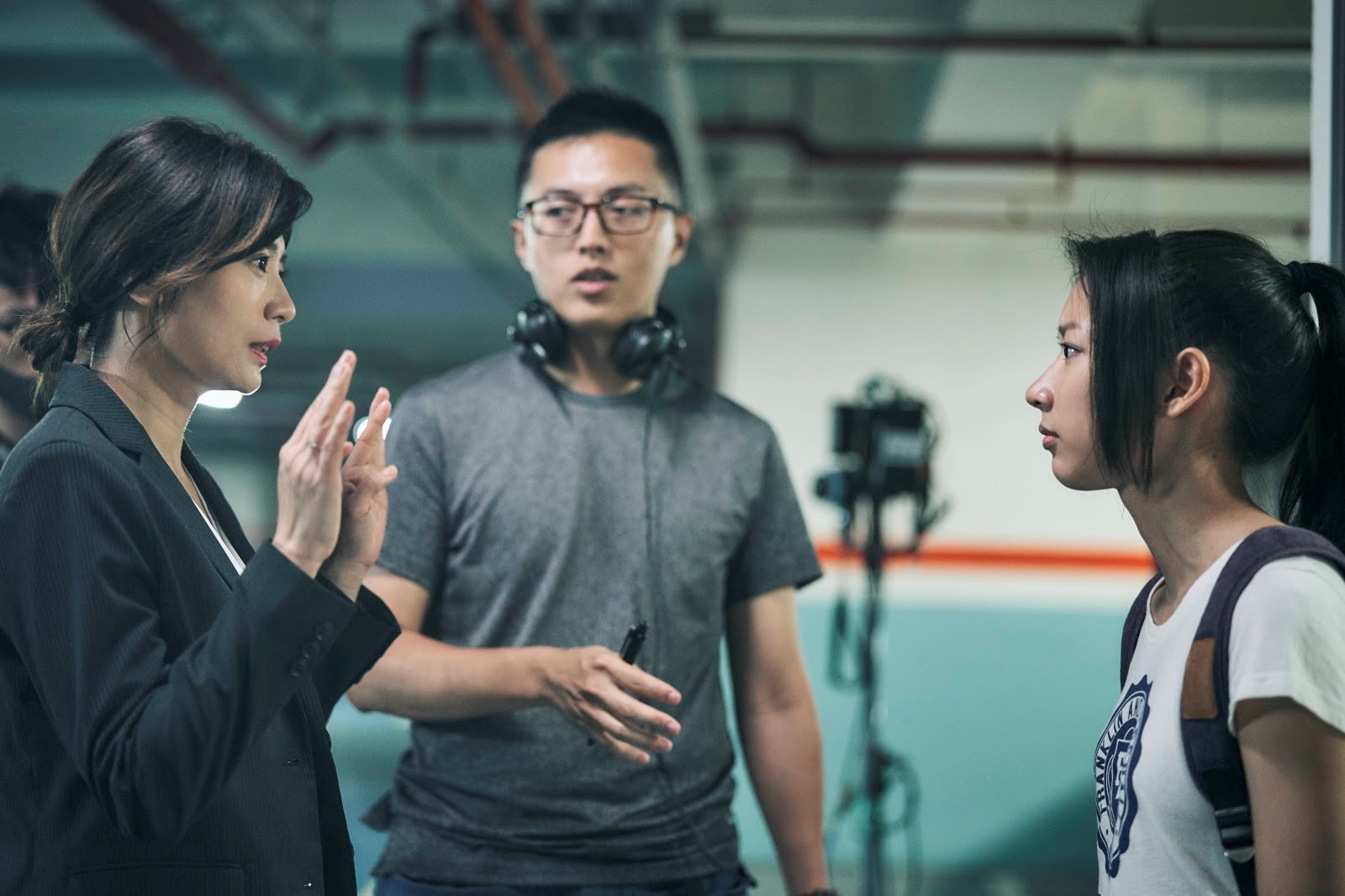 製作人林昱伶找新銳導演林君陽（中）執導，並密切掌握現場狀況，隨時給予導演協助。左為演員賈靜雯，右為陳妤。（公視提供）
