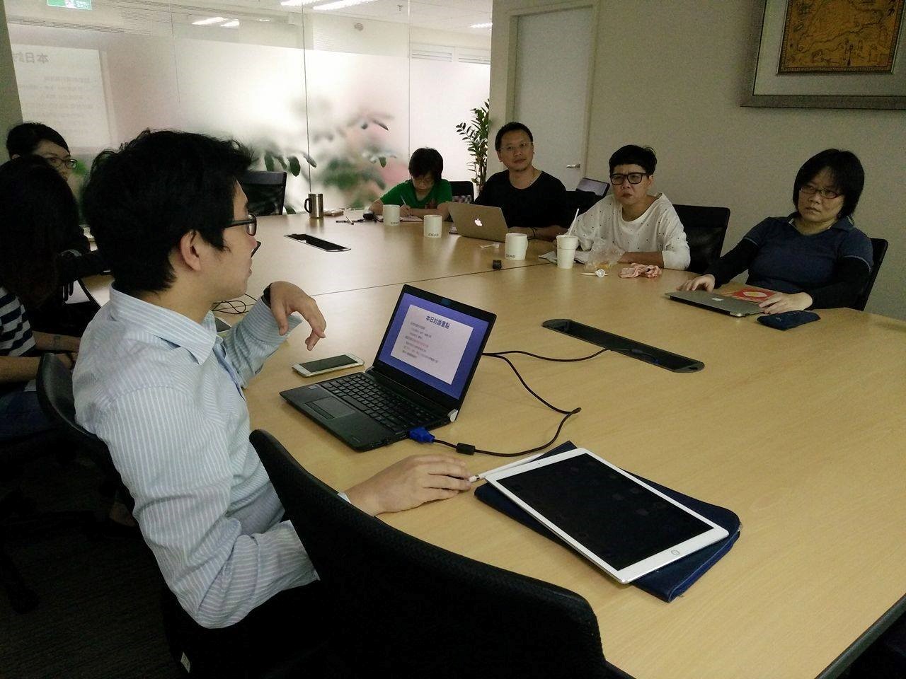 資策會創新應用服務研究所副主任徐豫良（左）主導大數據分析，提供編劇呂蒔媛（右二）、製作人湯昇榮（右三）進行劇本創作。（公視提供）