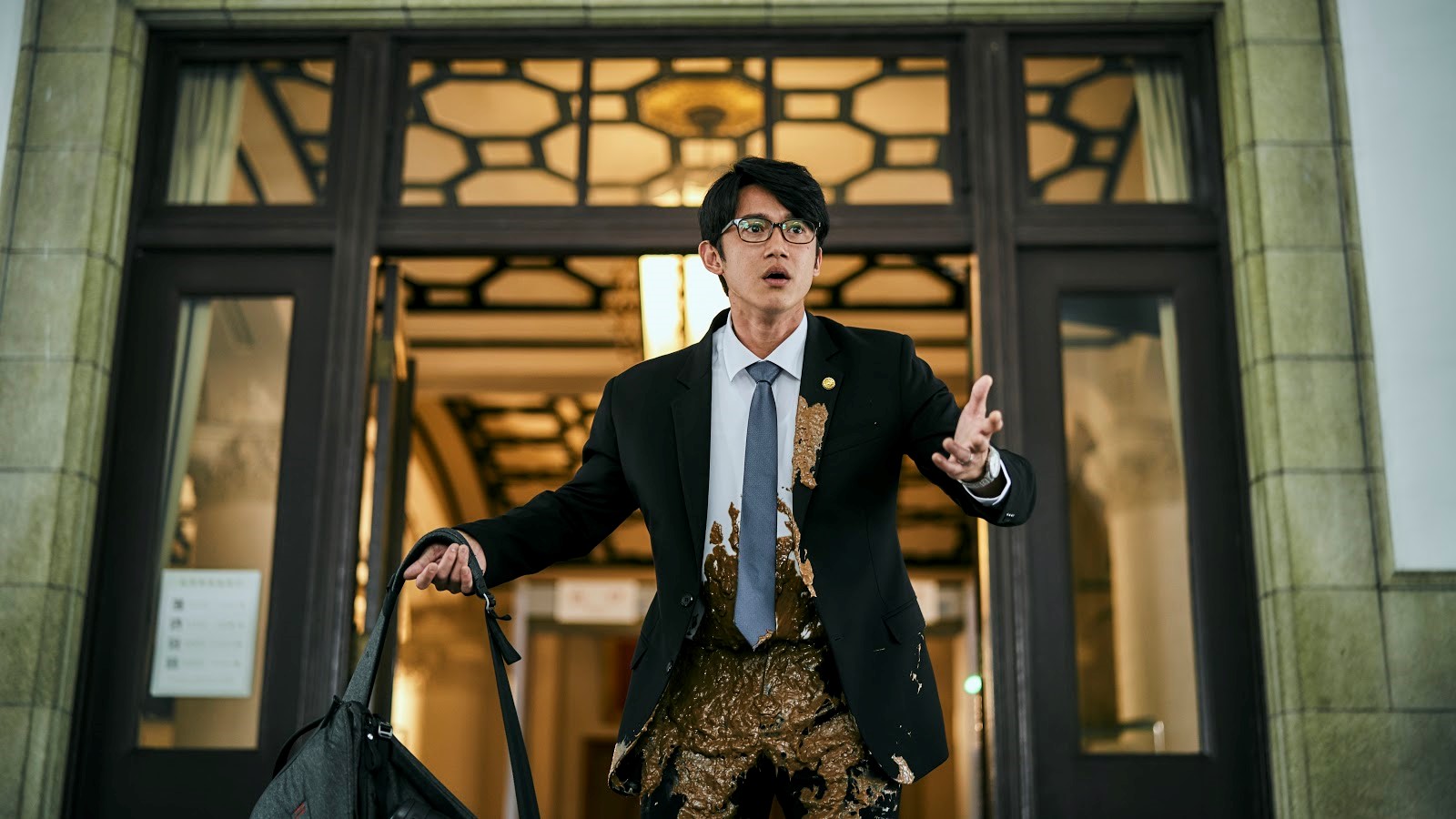 吳慷仁飾演為殺人犯辯護的法扶律師，事前曾為演好角色赴法庭旁聽。（公視提供）