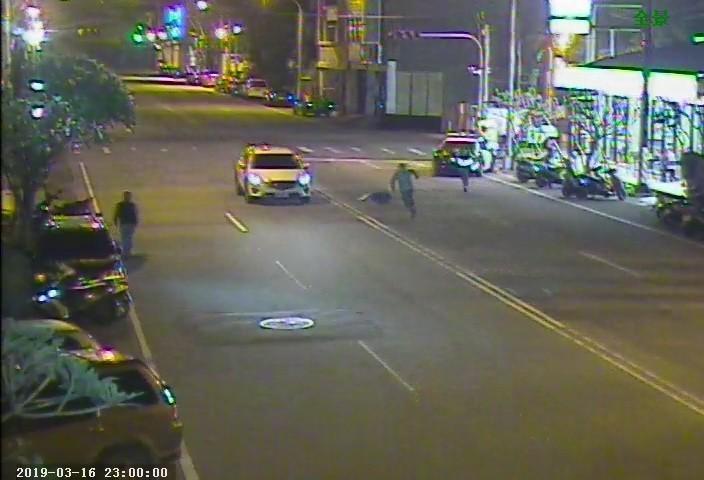 賴男遇到警方盤查，立即拔腿狂奔。（警方提供）