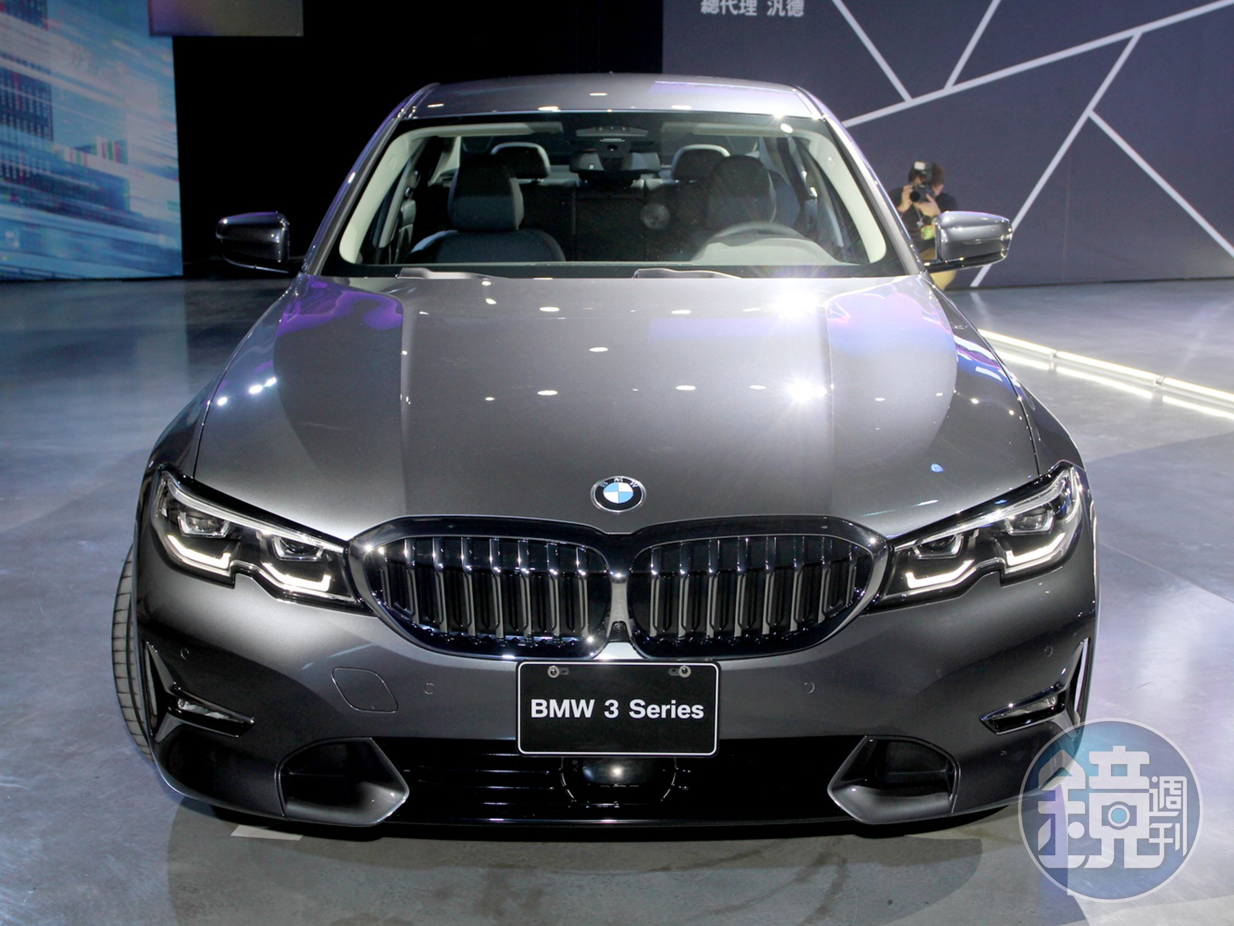 延續BMW 3系列特有的長引擎蓋、長軸距、短前懸設計手法，加上全新雙腎型水箱護罩與四摺線引擎蓋，營造出修長駿逸的視覺意象。