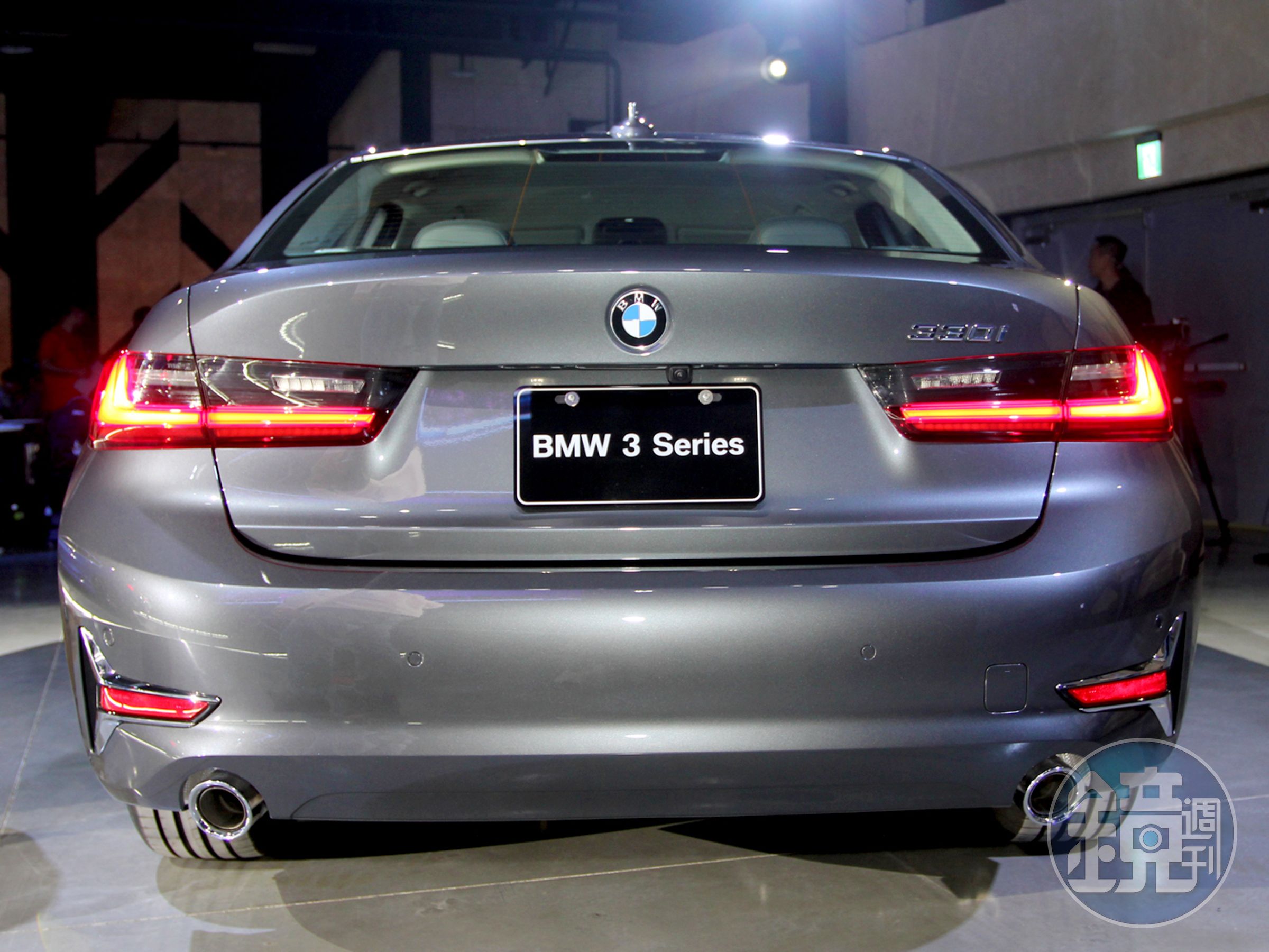 全新BMW 3系列搭配尾燈採用L型3D立體曲面設計，搭配雙邊單出排氣尾管，如配上Luxury風格套件前保險桿左右兩側更會鑲上T字造型側下氣壩，展現跑格風範。