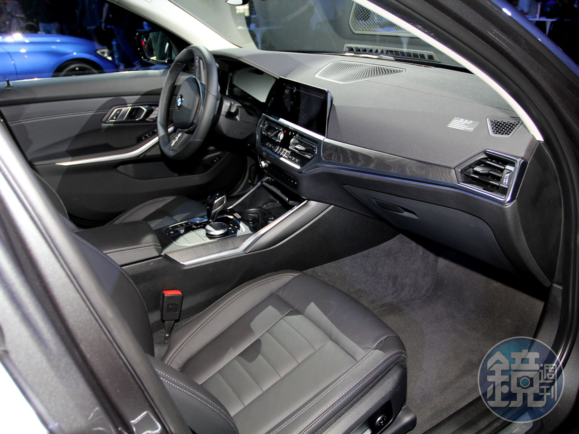 BMW 330i Luxury座椅特地選用Vernasca真皮材質，跑車多功能方向盤使用真皮包覆，飾板是質感自然細緻的Fine Wood橡木紋。