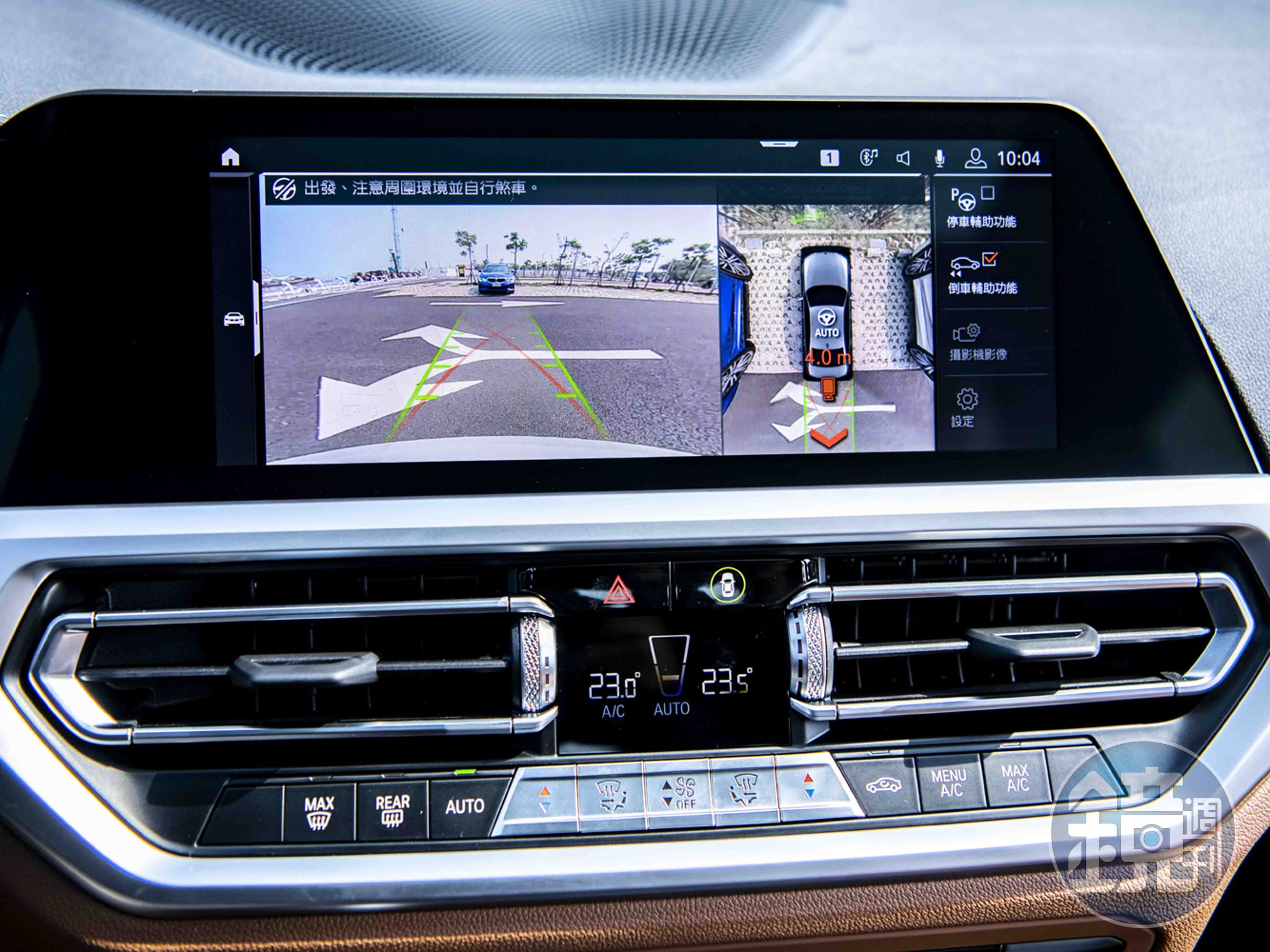全新世代BMW 3系列完整配備BMW Personal CoPilot智慧駕駛輔助科技含倒車輔助系統。