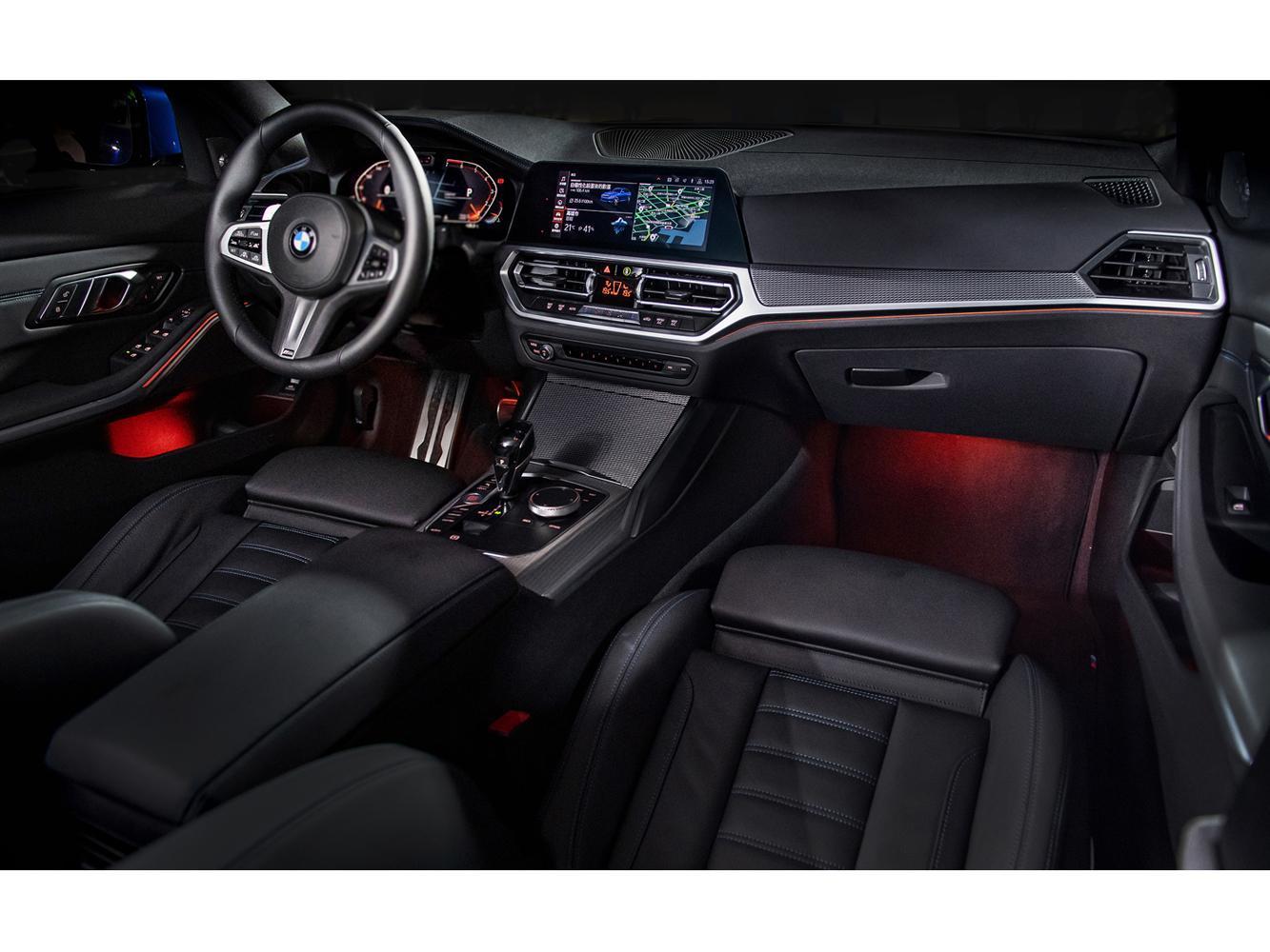 BMW 330i M Sport座椅材質則是訴求運動性能的Alcantara麂皮/Sensatec皮質,再加上M款多功能真皮方向盤以及鋁質格紋飾板,搭配手機無線充電裝置以及輸出功率464瓦、16支揚聲器的harman/kardon高傳真音響系統。
