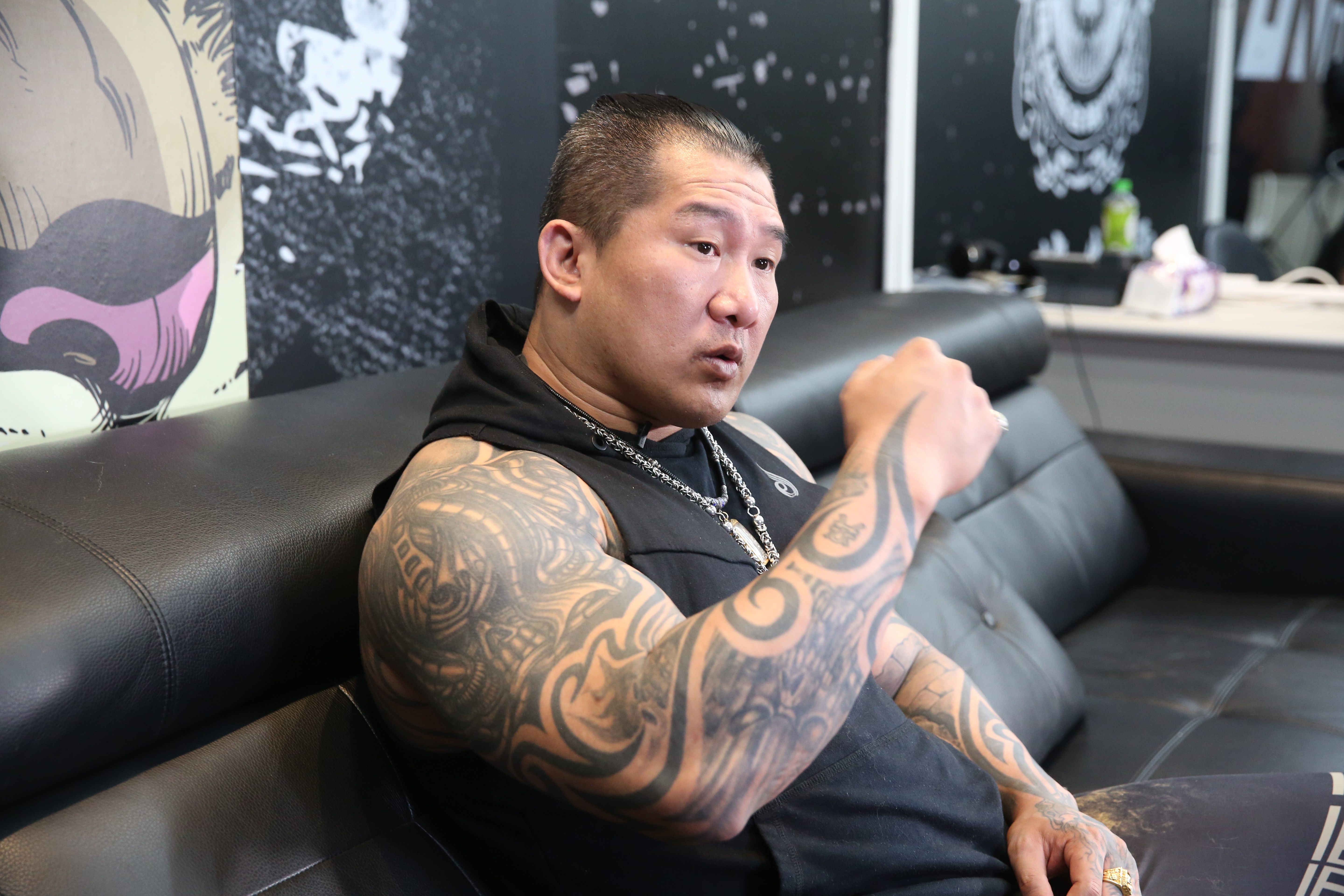 館長不滿統促黨到店裡嗆聲影響生意，直播時不滿回嗆，「不用再約我打不打了，再來店我就打過去！」（圖為本刊資料照）