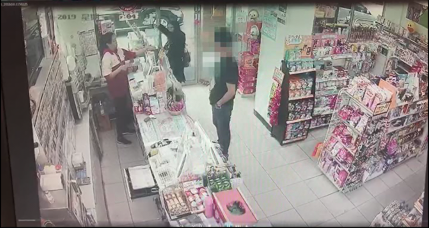 司機在超商內索取包裹。（刑事局提供）