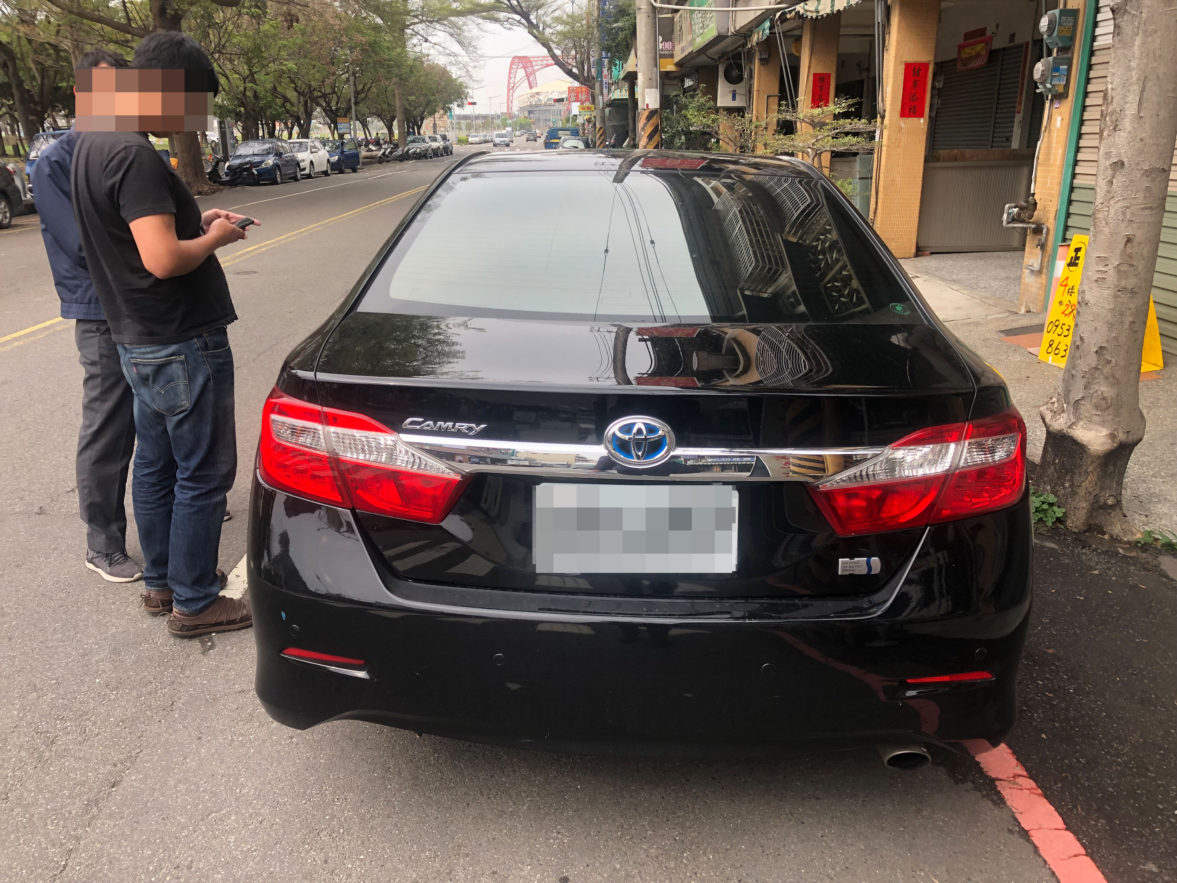 吳嫌等人委任叫車平台司機前往超商取貨。(刑事局提供)