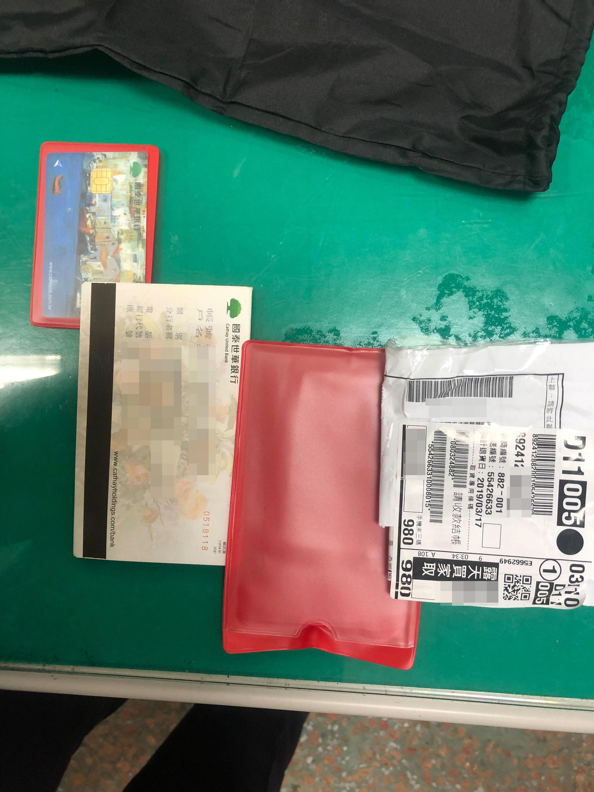 警方查扣包裹內的提款卡、存摺。（刑事局提供）