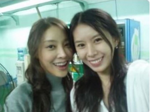 韓女星張紫妍（左）師妹尹智伍出書揭發調查內幕，得知總統下令徹查，開心地在IG感激韓國國民的請願成功得到注目。（網路圖片）
