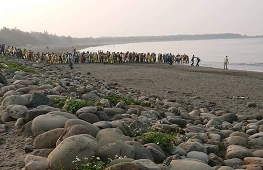 有網友直擊台南漁光島出現數百位民眾，疑似為宗教團體舉行放生儀式，將淡水魚放生到含鹽分的海中。（翻攝自爆料公社）