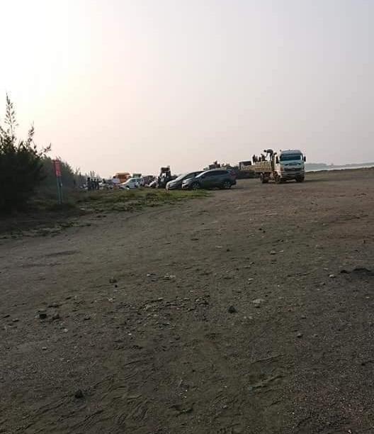 有網友直擊台南漁光島出現數百位民眾，疑似為宗教團體舉行放生儀式，將淡水魚放生到含鹽分的海中。（翻攝自爆料公社）