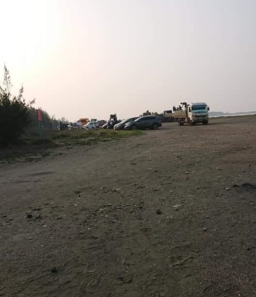 有網友直擊台南漁光島出現數百位民眾,疑似為宗教團體舉行放生儀式,將淡水魚放生到含鹽分的海中。(翻攝自爆料公社)